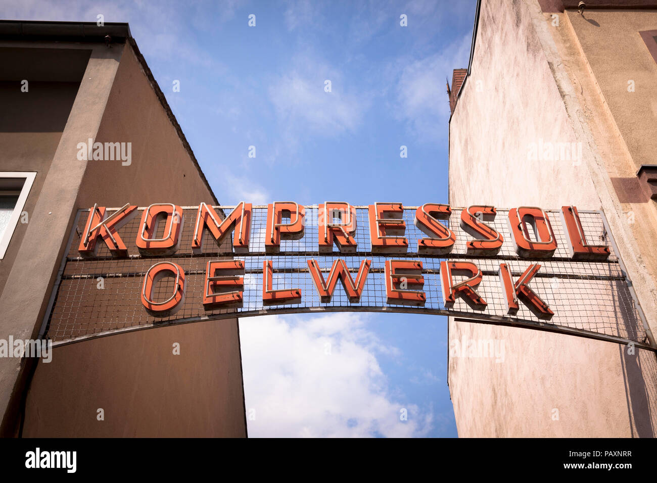 Gateway per la Kompressol fabbrica di olio su Merheimer Street nel quartiere Nippes a Colonia, Germania. Einfahrt zum Kompressol Oelwerk an der Merheimer Foto Stock