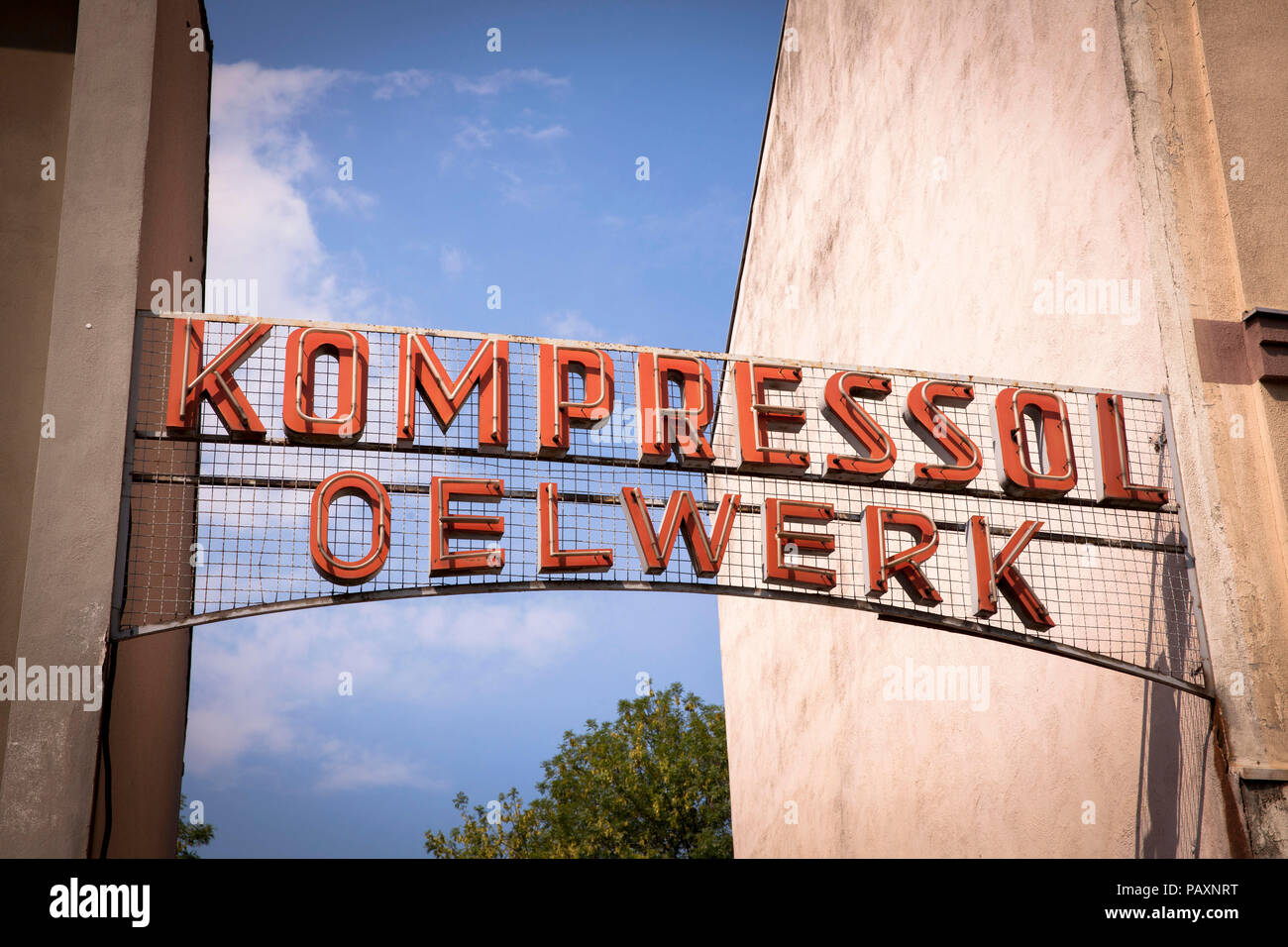 Gateway per la Kompressol fabbrica di olio su Merheimer Street nel quartiere Nippes a Colonia, Germania. Einfahrt zum Kompressol Oelwerk an der Merheimer Foto Stock