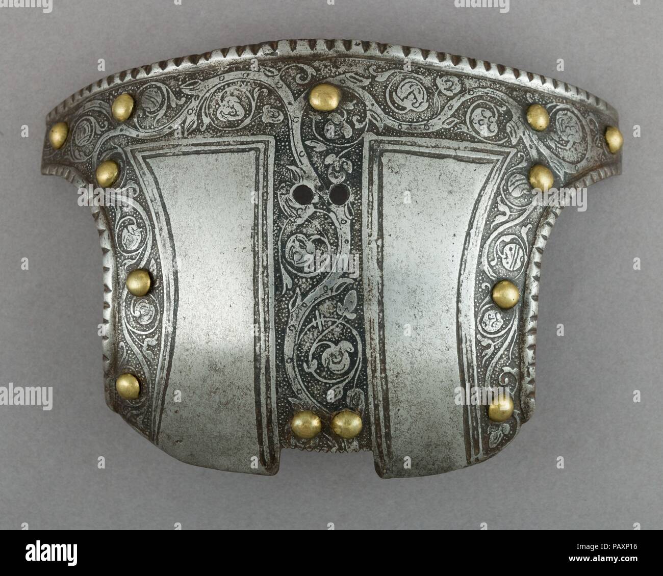 La metà superiore di una Shaffron (testa di cavallo difesa). Cultura: tedesco. Dimensioni: H. 5. (12,7 cm); W. 7 9/16 in. (19,2 cm); D. 2 1/4 in. (5.7 cm); Wt. 8 oz. (226.8 g). Data: ca. 1550-60. Museo: Metropolitan Museum of Art di New York, Stati Uniti d'America. Foto Stock La metà superiore di una Shaffron (testa di cavallo difesa). Cultura: tedesco. Dimensioni: H. 5. (12,7 cm); W. 7 9/16 in. (19,2 cm); D. 2 1/4 in. (5.7 cm); Wt. 8 oz. (226.8 g). Data: ca. 1550-60. Museo: Metropolitan Museum of Art di New York, Stati Uniti d'America. Foto Stock