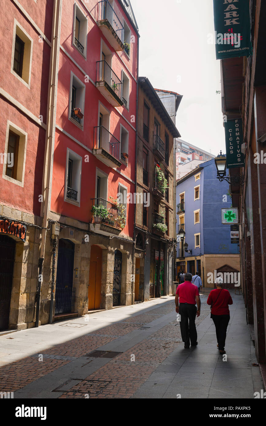Bilbao street, una coppia di mezza età passeggiata attraverso una strada nel centro del Casco Viejo (Città Vecchia) zona di Bilbao, Spagna. Foto Stock