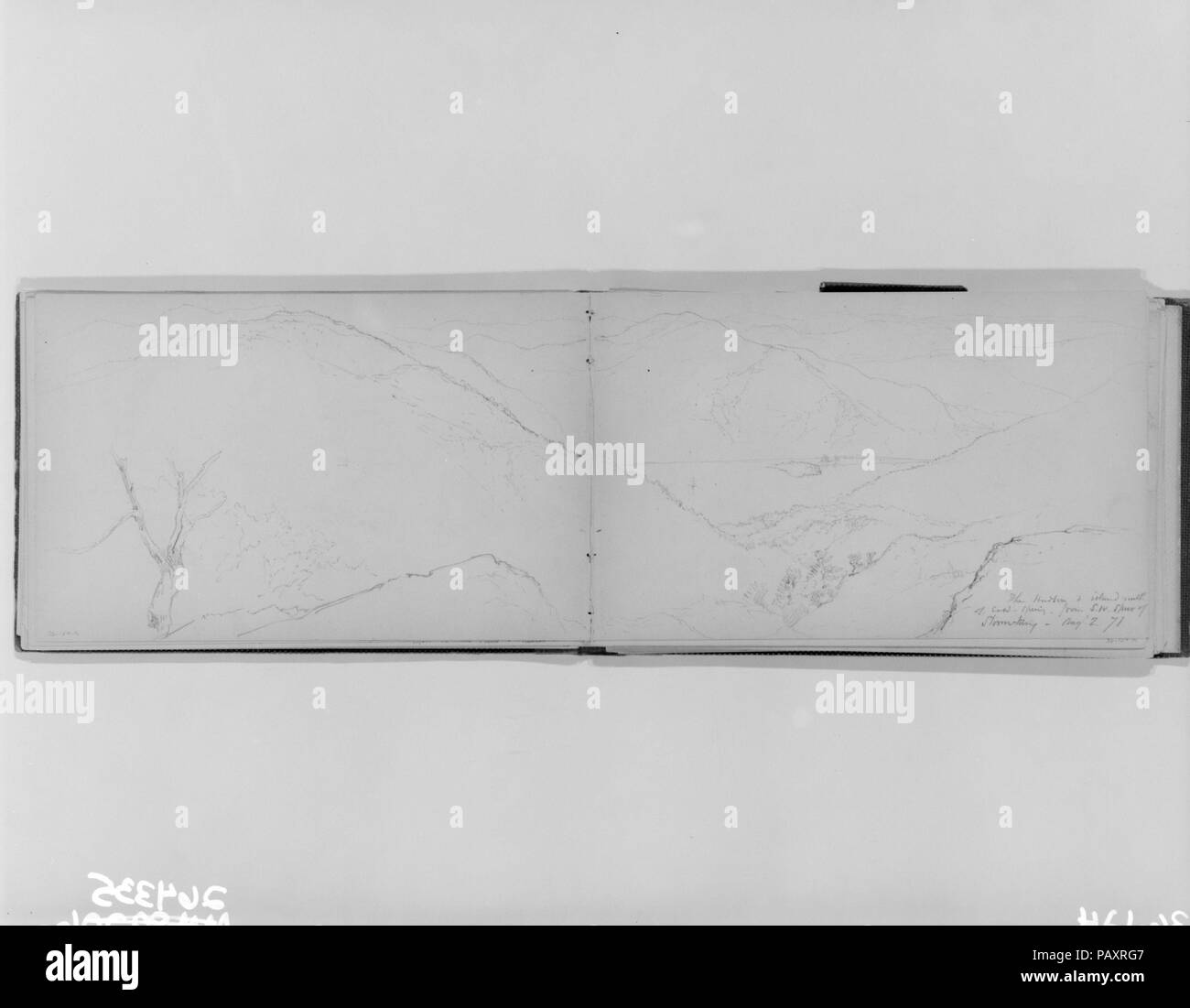 L'Hudson, Storm King, 1871 (da Sketchbook). Artista: Daniel Huntington (American, New York 1816-1906 New York). Dimensioni: 5 1/2 x 8 3/4 in. (14 x 22,2 cm). Data: ca. 1870. Il ritrattista leader in New York nel periodo successivo alla guerra civile -- e di presidente dell'Accademia Nazionale di Design dal 1862 al 1870 e dal 1877 al 1890--Daniel Huntington era un pittore conservatore, un uomo molto rispettato dai suoi clienti e colleghi in tutta la sua lunga carriera. Anche se ha viaggiato ampiamente e frequentemente durante la metà e la fine del diciannovesimo secolo, aveva evitato nuovi concetti artistici e stili. Come Foto Stock