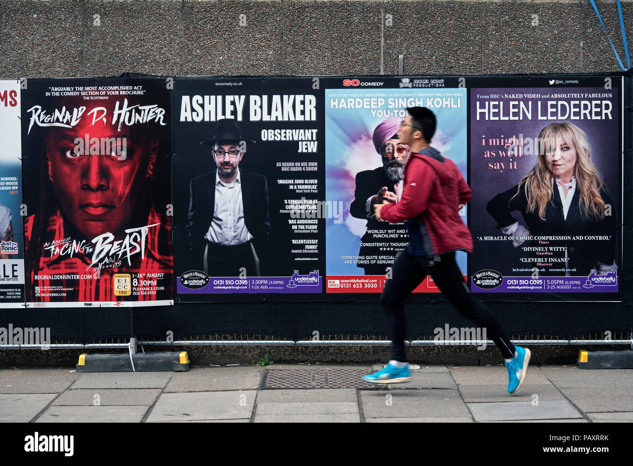 Giovane maschio in esecuzione da poster pubblicità mostra in Edinburgh Fringe Festival. Foto Stock