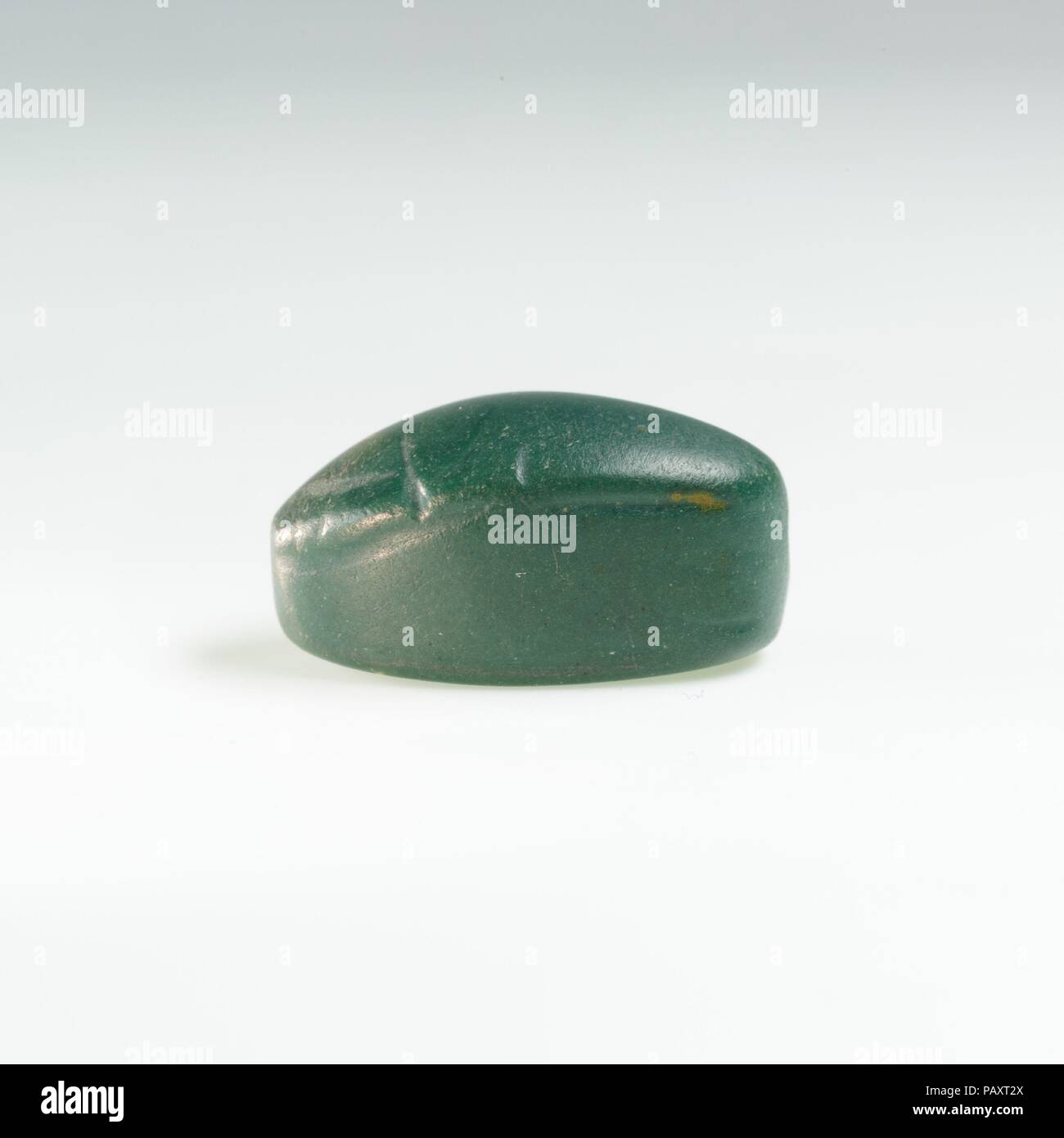 Scarabeo. Dimensioni: L. 2 cm (13/16 in.); W. 1,4 cm (9/16 in.) H. 1.1 cm (7/16 in.). Dynasty: Dynasty 13-17. Data: ca. 2030-1550 A.C. Questo amuleto fu trovato legato sulla mano destra anello dito di una mummia. Questo amuleto è scolpita di Jasper, una pietra molto dura. La forma ovale e leggermente dalle linee scolpite sul retro lo identifica come un maggiolino, meglio noto di egittologi come uno scarabeo. Sebbene la base di questo scarabeo è uninscribed, lo scarabeo stesso agisce come una potenza amuleto per la rinascita. La parola per beetle nell antica egiziana era simile nel suono della parola con il significato di "entrare in' (o diventare). Il Egyp Foto Stock