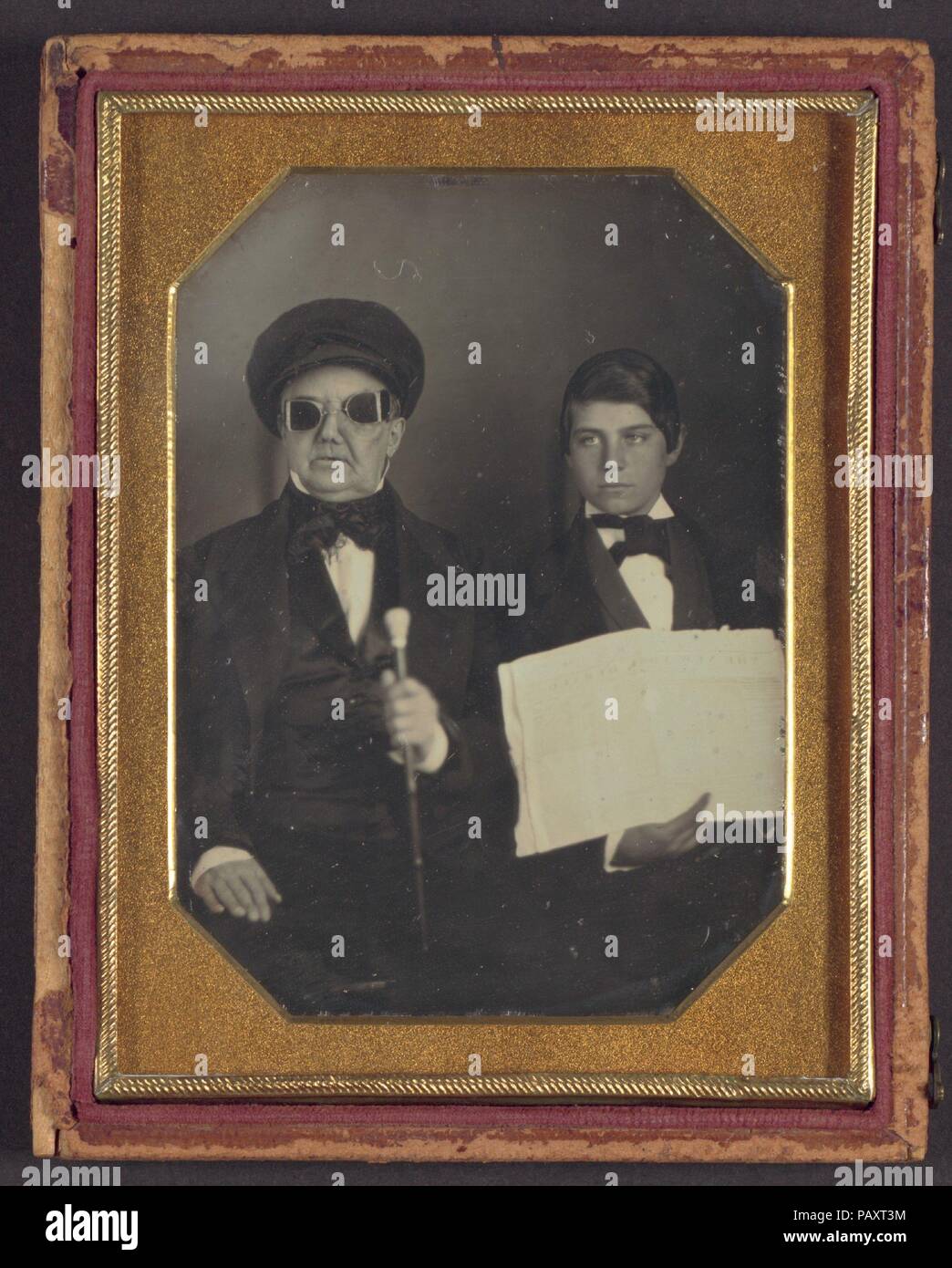 [Cieco e il suo reader]. Artista: Sconosciuto (americano). Dimensioni: Immagine: 9.1 x 6.6 cm (3 9/16 x 2 5/8 in.) Caso: 12 x 9,4 cm (4 3/4 x 3 11/16 in.). Data: ca. 1850. Poco è noto circa questo enigmatico ritratto ad eccezione del fatto che il giovane lettore tiene una copia del New York Herald. Noto per i suoi interessi offensivi nello scandalo e la criminalità, nonché il suo uso pionieristico del telegrafo e la ferrovia per raccogliere notizie, il giornale, lanciato nel 1835, ha avuto la maggiore diffusione di qualsiasi quotidianamente negli Stati Uniti. Ci si chiede che cosa era nelle notizie del giorno questa fotografia è stata fatta. Il focolaio del messicano Foto Stock