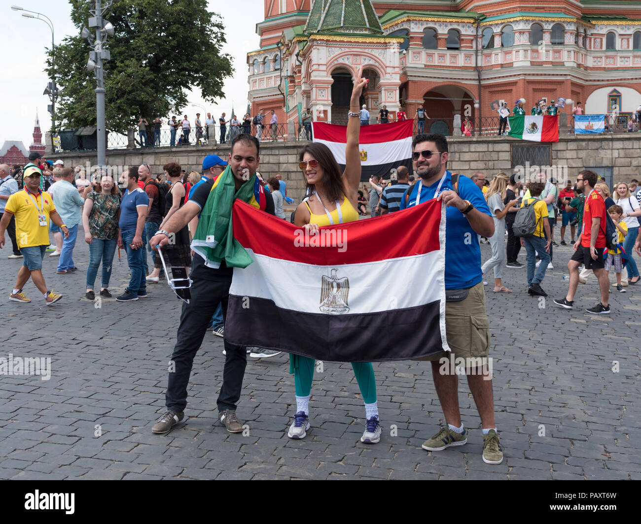 Mosca - Giugno 17, 2018: Coppa del Mondo di fanatici di Egitto con le bandiere con i loro costumi tipici nelle strade Giugno 17, 2018 a Mosca, Russia Foto Stock