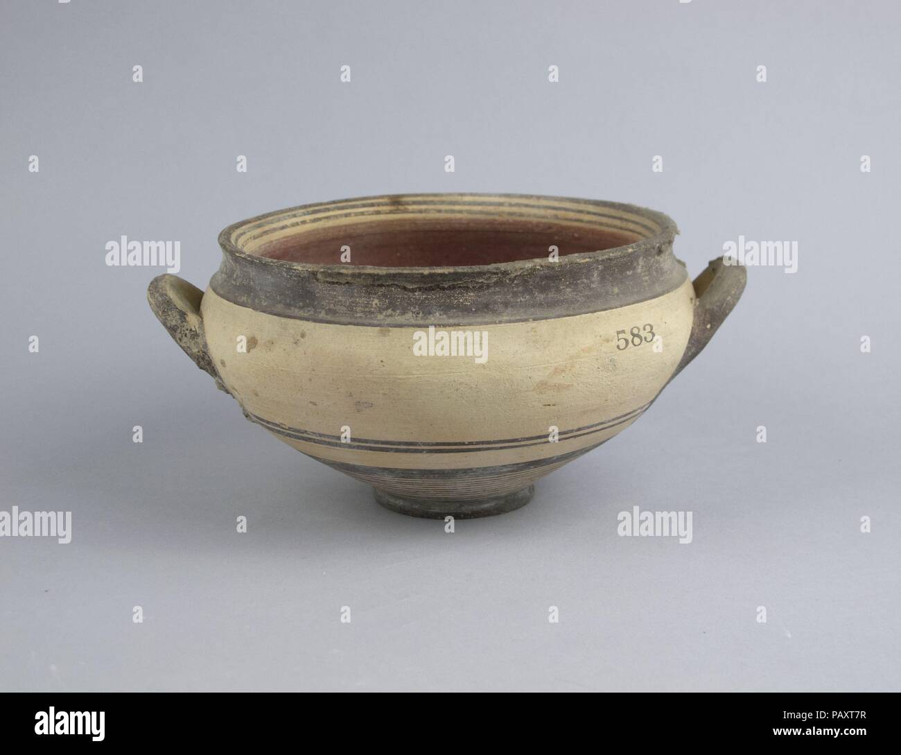 Ciotola. Cultura: cipriota. Dimensioni: 3 9/16a. (9.1Cm) Altri (bocca): 5 7/8a. (14.9cm). Data: 850-750 A.C. Ciotola profonda con due maniglie e bande di colore nero e rosso. Museo: Metropolitan Museum of Art di New York, Stati Uniti d'America. Foto Stock