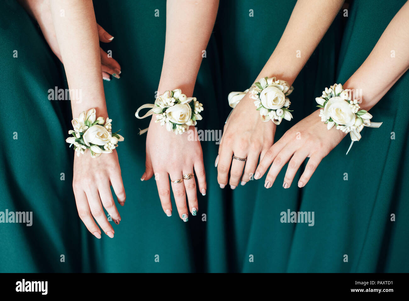 Fiori di matrimonio in mano la sposa e le sue damigelle hanno di lei Foto Stock