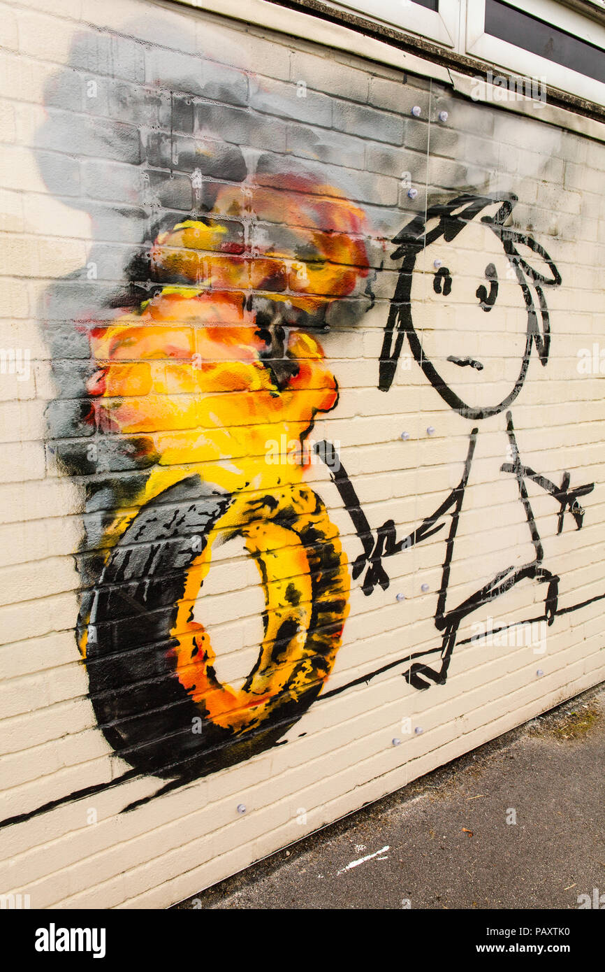 Bansky Arte su una parete in aula a Bridge Farm scuola primaria, Bristol Foto Stock