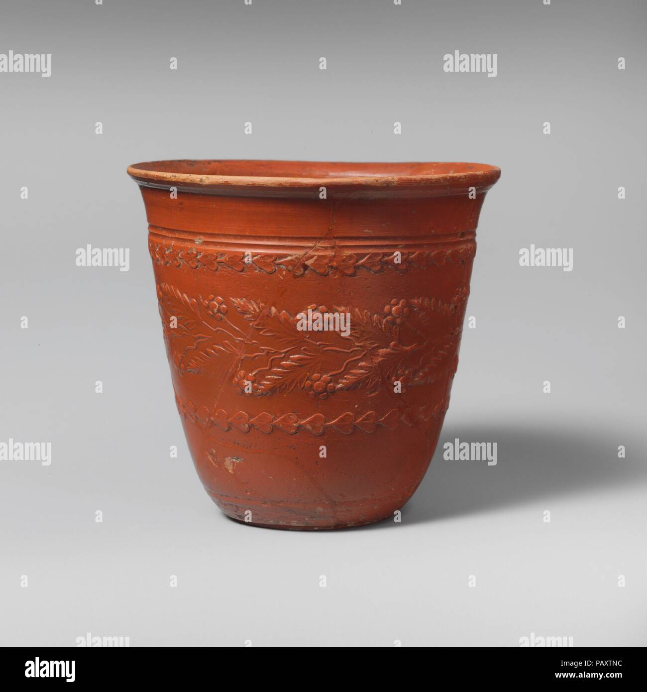 Coppa di terracotta. Cultura: Romano. Dimensioni: H. 2 3/4 in. (7 cm). Data: ca. 15-1 A.C.. Sebbene questo calice è Non convalidato, la sua decorazione è simile alle navi appartenenti a Vasai che erano attivi in epoca augustea. Museo: Metropolitan Museum of Art di New York, Stati Uniti d'America. Foto Stock