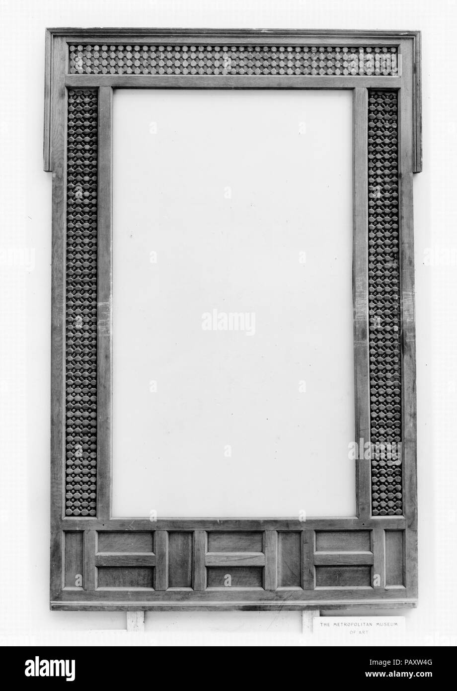Schermo Mashrabiyya. Dimensioni: H. 63 a. (160 cm) W. 99 a. (251,5 cm) D. 2. (5.1 cm). Data: XV-XVI secolo. Questo telaio una volta che è stato parte di una mashrabiyya, legno o schermo di finestra, con le sue piccole aperture attraverso le quali lo spettatore poteva vedere passanti senza essere visto o di condurre una conversazione con qualcuno al di fuori. In una schermata di mashrabiyya piccole aperture può prendere a ferro di cavallo o arco di curva di forma. Museo: Metropolitan Museum of Art di New York, Stati Uniti d'America. Foto Stock