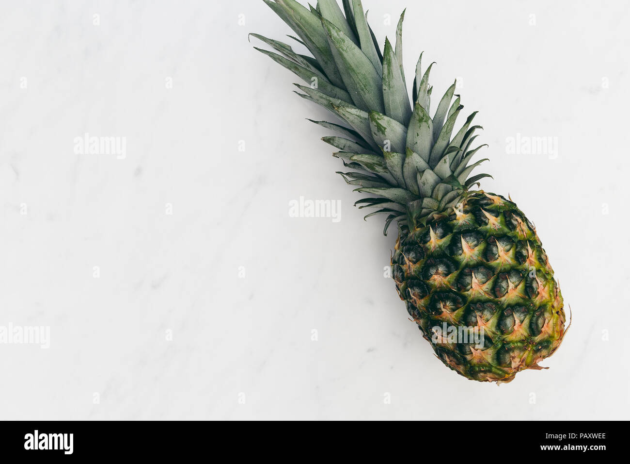 Ananas frutta sul minimo di marmo bianco sullo sfondo Foto Stock