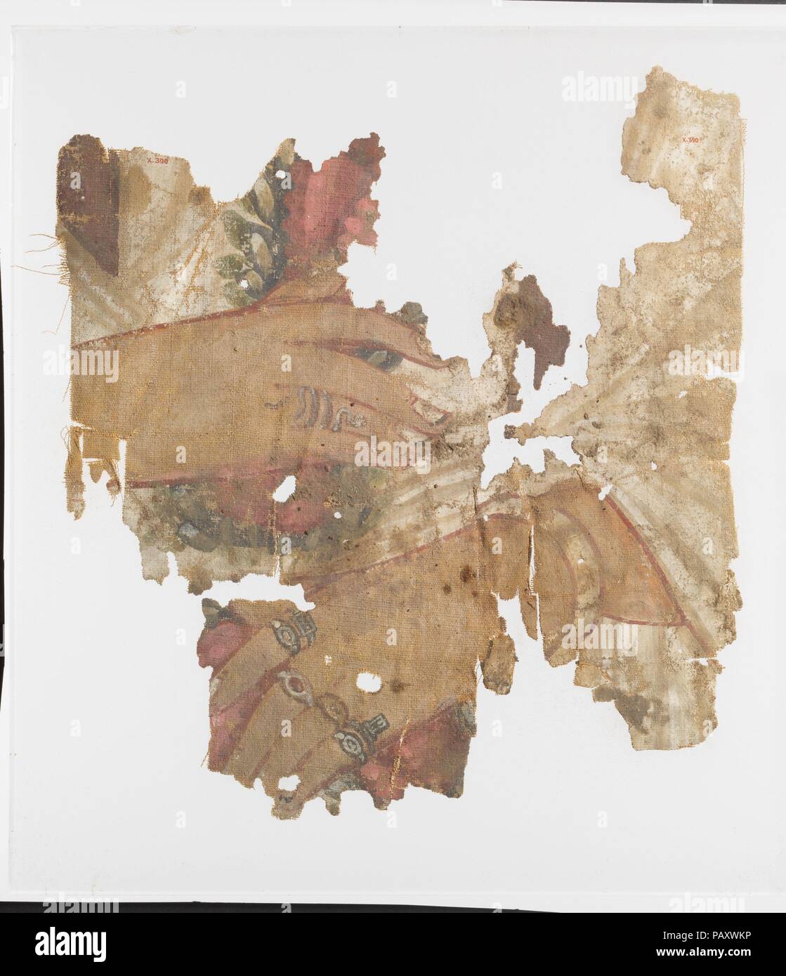 Frammento di un dipinto di Mummy shroud. Cultura: romana, egiziano. Dimensioni: H.: 11 1/4 in. (28,5 cm). Data: fine 2a-3a secolo D.C.. Questo frammento è parte di un ritratto di una donna dipinta a tempera su un lenzuolo. Tutti che sopravvive è una vista delle sue mani: indossa un sacco di gioielli, compreso un anello per ogni dito della mano sinistra. Il serpente-anello sulla mano destra trova paralleli in effettivo anelli d'oro, che sono di solito datato al primo secolo D.C., ma questo passaggio è probabilmente più tardi. Museo: Metropolitan Museum of Art di New York, Stati Uniti d'America. Foto Stock