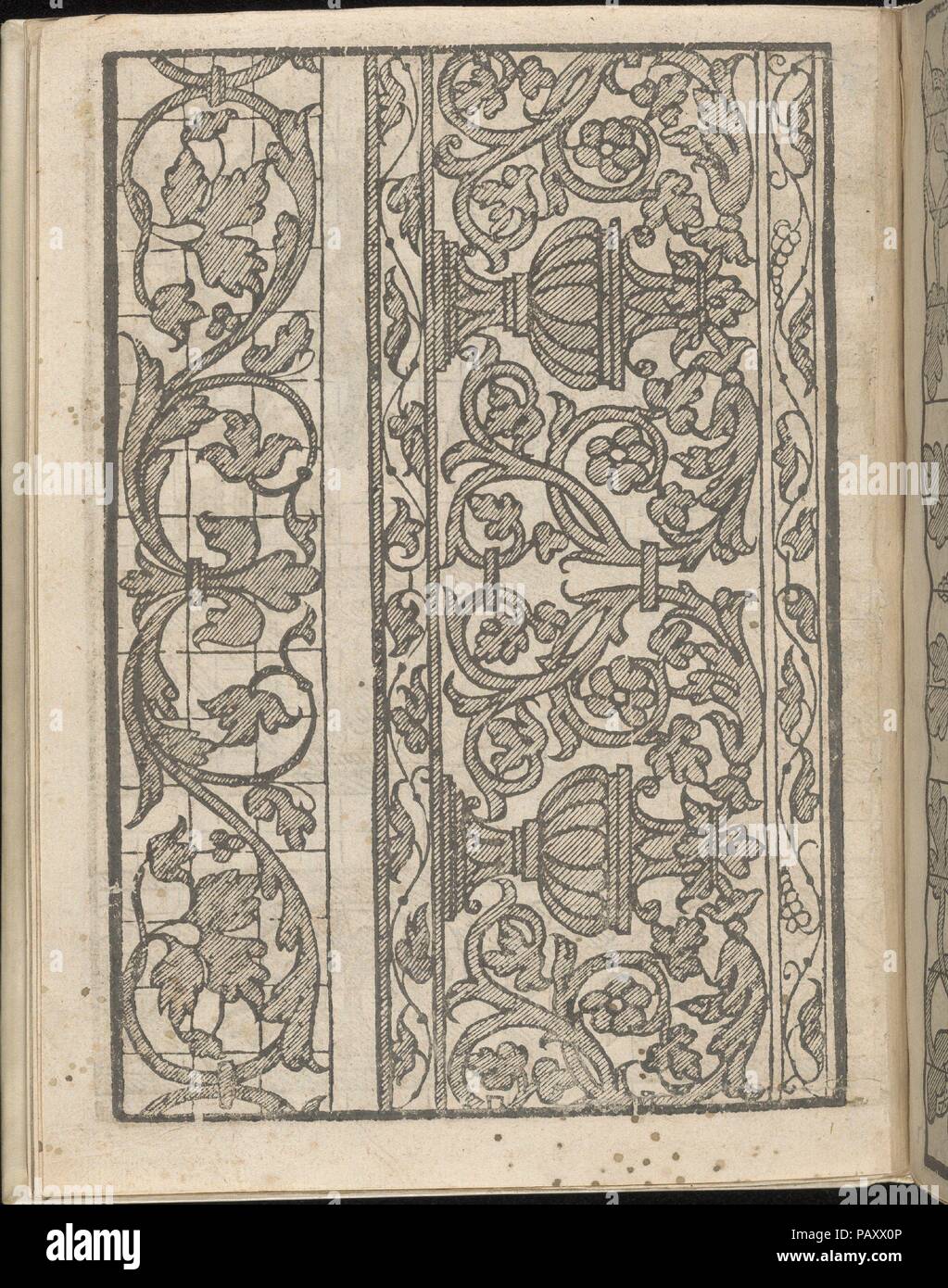 Lucidario di Recami, pagina 5 (verso). Progettista: Iseppo Foresto (italiano, attivo a Venezia, 1557). Dimensioni: complessivo: 7 7/8 x 5 7/8 in. (20 x 15 cm). Pubblicato in: Venezia. Editore: Jeronimo Calepio , 1564. Data: 1564. Progettato da Iseppo Foresto, pubblicato da Jeronimo Calepio, 1564. Dall'alto al basso e da sinistra a destra: Design composto da 2 colonne verticali; solo la colonna di sinistra è stampata su una griglia. La colonna di sinistra è decorata nel centro con un Fleur de Lis che ha steli che la curva verso l'esterno. La colonna di destra è costituita da una parte centrale che è decorato con un motivo ripetuto di un fiore in Foto Stock