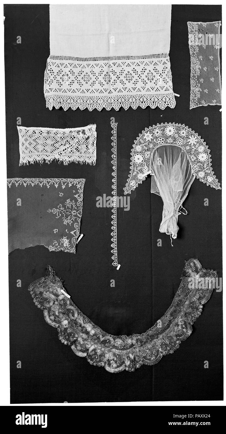 Striscia. Cultura: Italiano. Dimensioni: L. 22 x W. 1 pollici (55,9 x 2,5 cm). Data: ca. 1600. Punto in aria -- letteralmente, "titches nell'aria'--è uno dei primi stili di Merletto ad Ago di Burano, che di per sé è sviluppato da cutwork principalmente di disegno geometrico. Quando merlettaie passate a utilizzando una fondazione di thread stabiliti secondo un modello disegnato su pergamena, essi sono stati in grado di incorporare più fluido e linee curve ai loro progetti. Museo: Metropolitan Museum of Art di New York, Stati Uniti d'America. Foto Stock