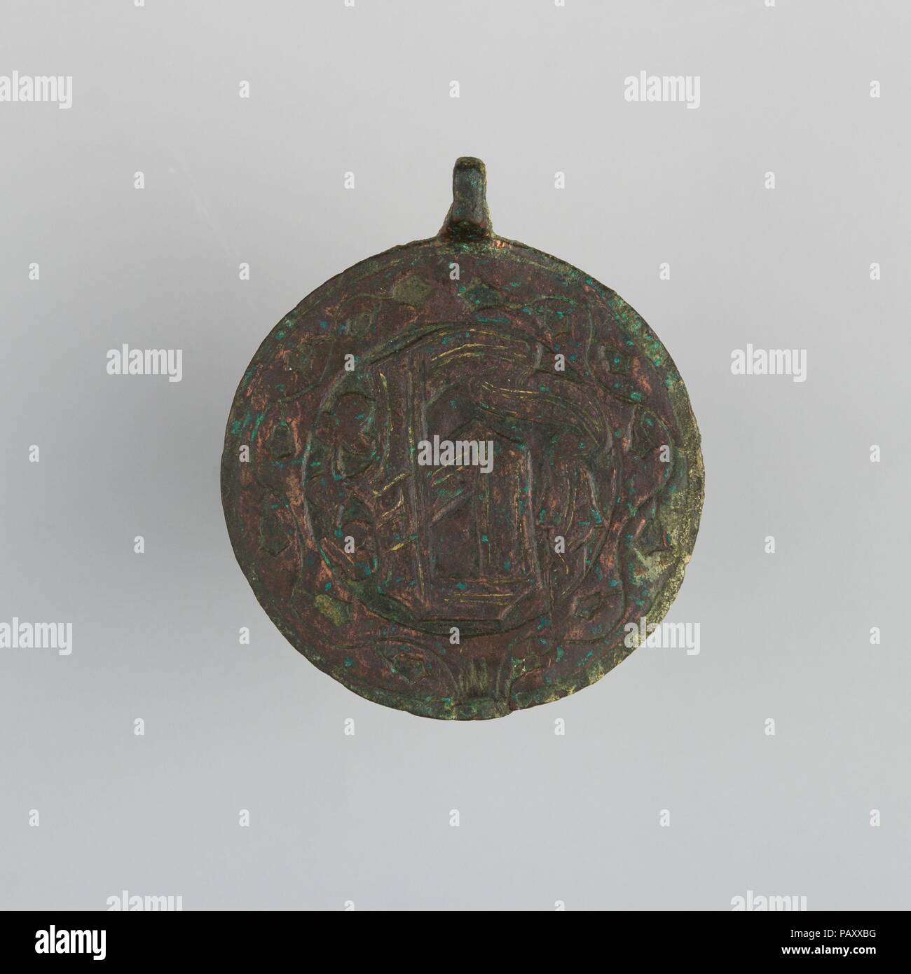 Badge (probabilmente dal cablaggio del cavallo). Cultura: Spagnolo. Dimensioni: H. 3. (7,6 cm); W. 2 5/8 in. (6.7 cm); Wt. 1.5 oz. (42,5 g). Data: XV secolo. Museo: Metropolitan Museum of Art di New York, Stati Uniti d'America. Foto Stock