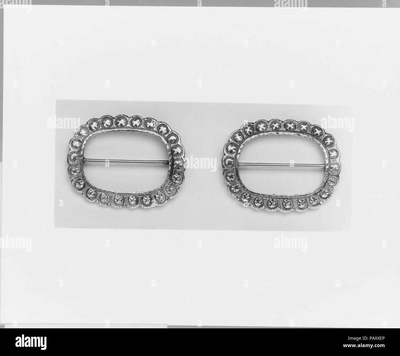 Fibbia del ginocchio. Cultura: American. Dimensioni: 1 7/16 x 1 1/8 in. (3,7 x 2,9 cm). Data: 1730-75. Museo: Metropolitan Museum of Art di New York, Stati Uniti d'America. Foto Stock