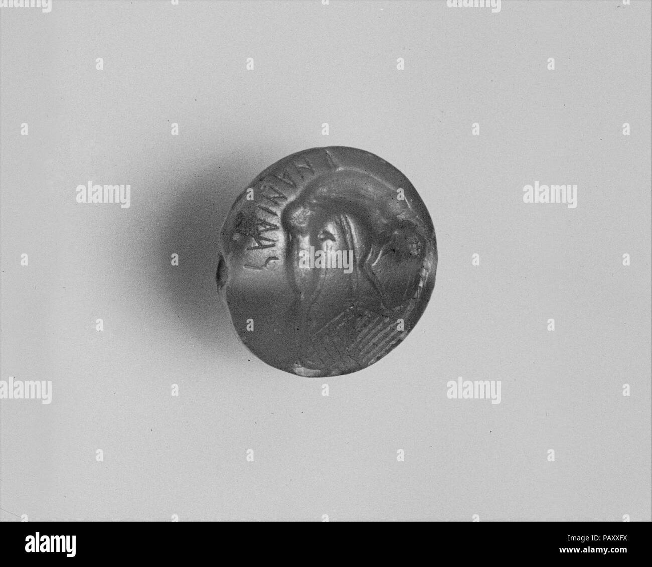 In steatite incisi gem. Cultura: greco. Dimensioni: diam.: 3/4 in. (1.9 cm). Data: fine 7th-fine del VI secolo A.C. Il suicidio di Ajax. Egli è caduto sulla sua spada che è bloccato in un cumulo di terra. Museo: Metropolitan Museum of Art di New York, Stati Uniti d'America. Foto Stock