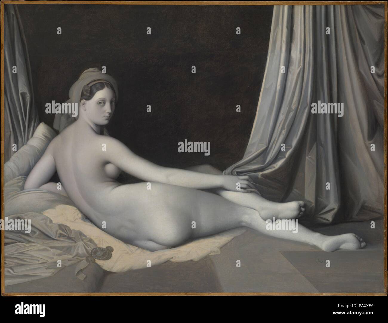 ' Odalisca in grisaille. Artista: Jean Auguste Dominique Ingres (francese, Montauban 1780-1867 Parigi) e Workshop. Dimensioni: 32 3/4 x 43 in. (83,2 x 109,2 cm). Data: ca. 1824-34. Questo dipinto è una ripetizione incompiuta, di dimensioni ridotte e molto semplificato, del celebre <i>Grande' Odalisca</i> di 1814 (Musée du Louvre di Parigi), un lavoro che è stato al centro di Ingres la concezione dell'ideale di bellezza. Ingres ha citato in un elenco di opere da lui eseguite a Parigi tra il 1824 e il 1834, un periodo preceduta da lunghi soggiorni in Italia. Dipinti in sfumature di grigio --<I>en grisaille</i>--sono stati spesso realizzati per esta Foto Stock