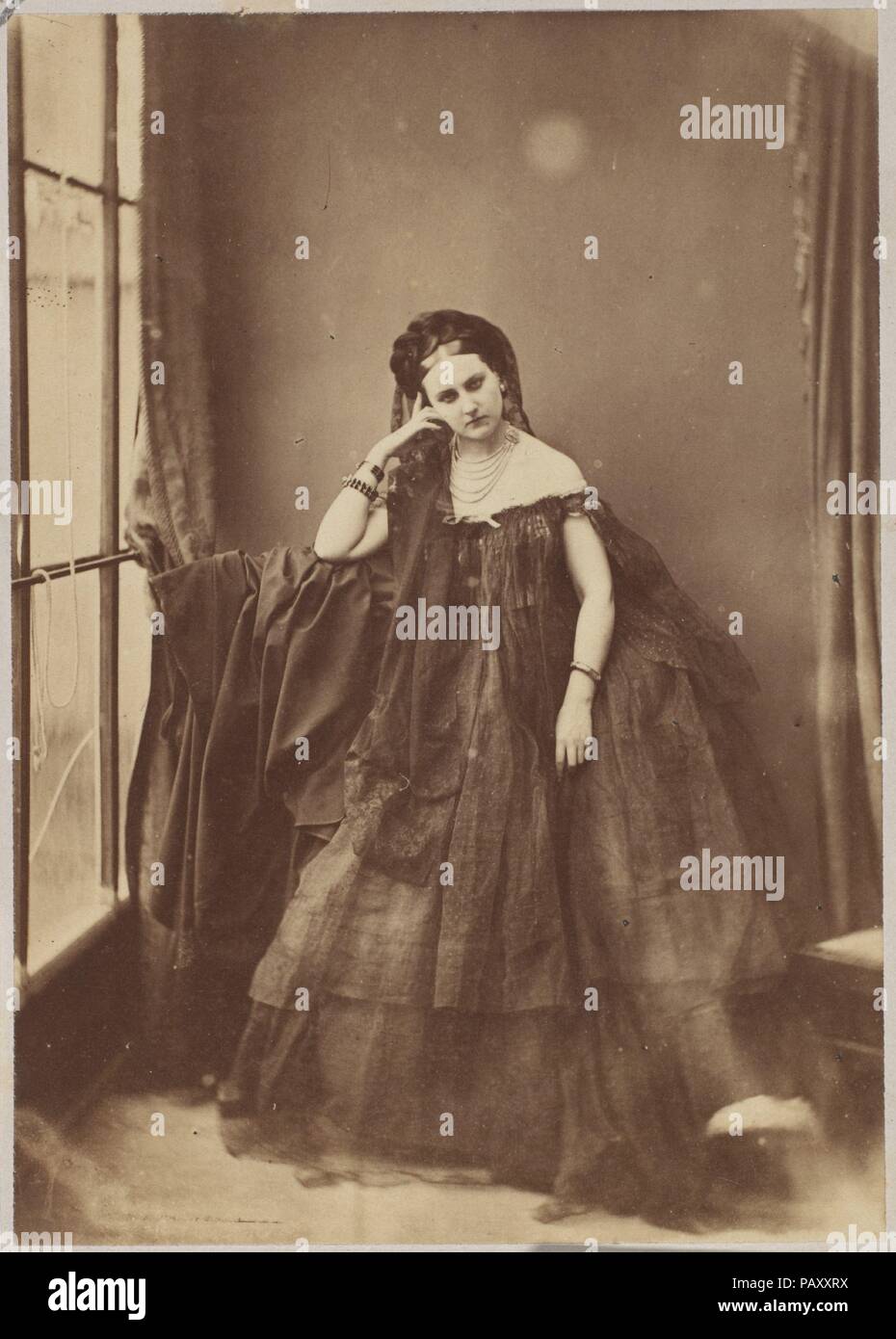 L'accoudée. Artista: Pierre-Louis Pierson (Francese, 1822-1913). Dimensioni: 11,1 x 7,6 cm (4 3/8 x 3 in.). Data: 1856-57. Per allungare la sua figura, la contessa si fermò su uno sgabello che è metà- nascosto sotto il suo vestito. Ella avrebbe utilizzano spesso questo trucco del commercio. Museo: Metropolitan Museum of Art di New York, Stati Uniti d'America. Foto Stock