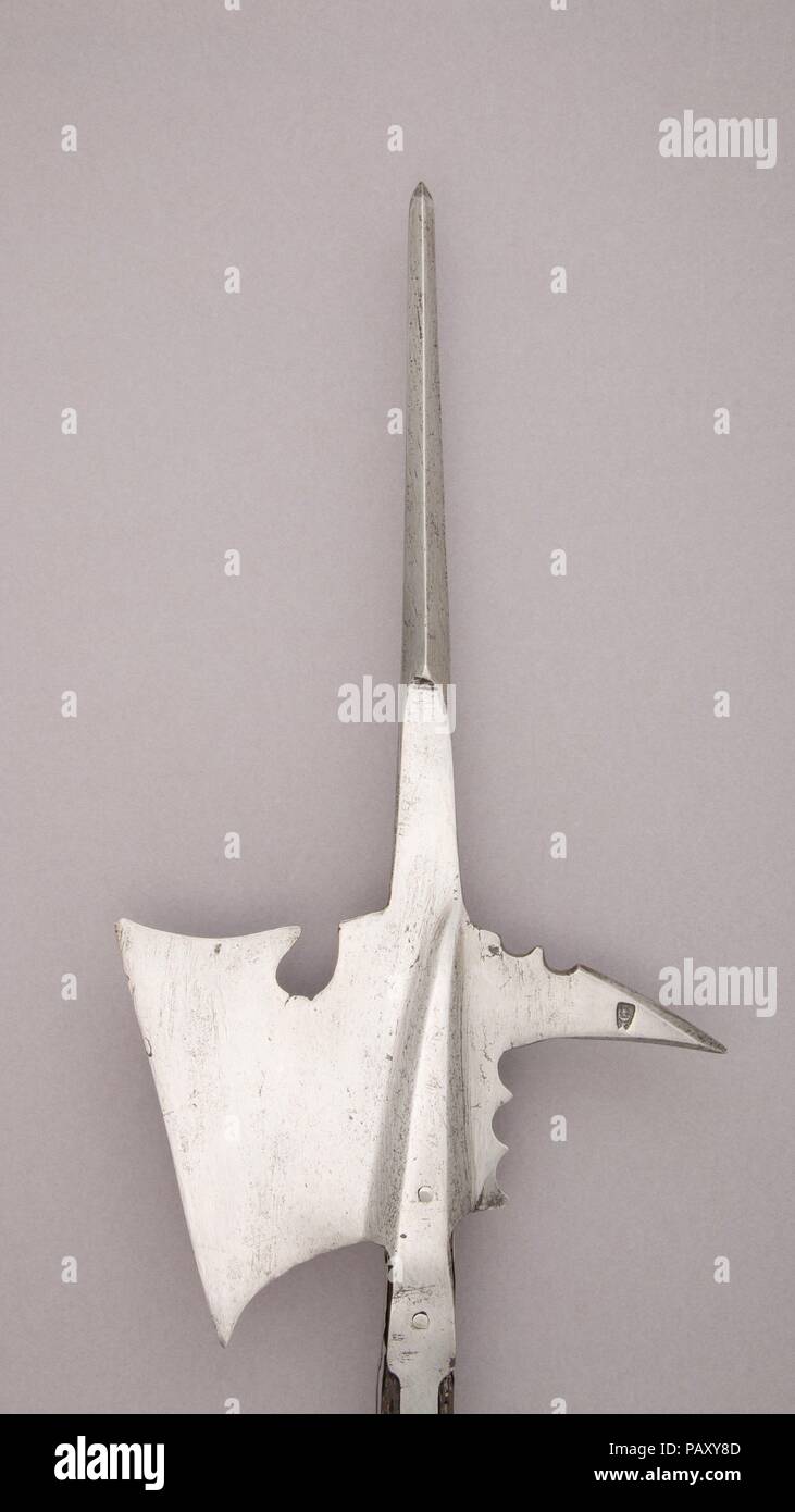 Alabarda. Cultura: tedesco. Dimensioni: L. 84 7/8 in. (215,5 cm); L. di testa 17 3/8 in. (44,1 cm); W. 10 1/2 in. (26,6 cm); Wt. 5 LB 2 oz. (2320 g). Data: inizio del XVI secolo. Museo: Metropolitan Museum of Art di New York, Stati Uniti d'America. Foto Stock