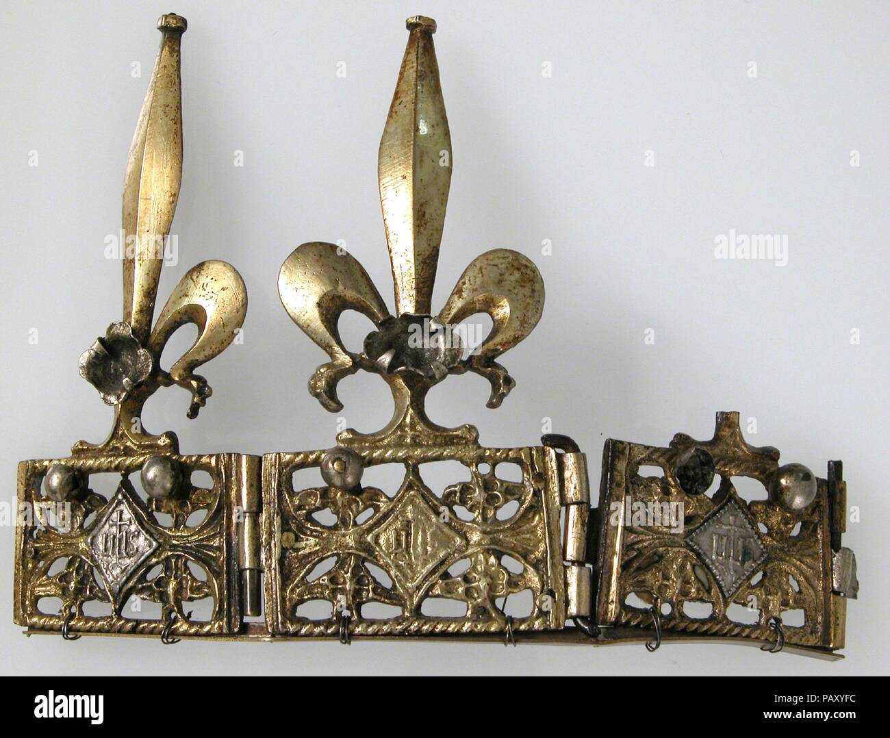 Crown, parte. Cultura: francese. Dimensioni: complessivo: 3 3/4 x 5 3/16 x 7/8 in. (9,5 x 13,1 x 2,2 cm). Data: XIV secolo. Museo: Metropolitan Museum of Art di New York, Stati Uniti d'America. Foto Stock Crown, parte. Cultura: francese. Dimensioni: complessivo: 3 3/4 x 5 3/16 x 7/8 in. (9,5 x 13,1 x 2,2 cm). Data: XIV secolo. Museo: Metropolitan Museum of Art di New York, Stati Uniti d'America. Foto Stock