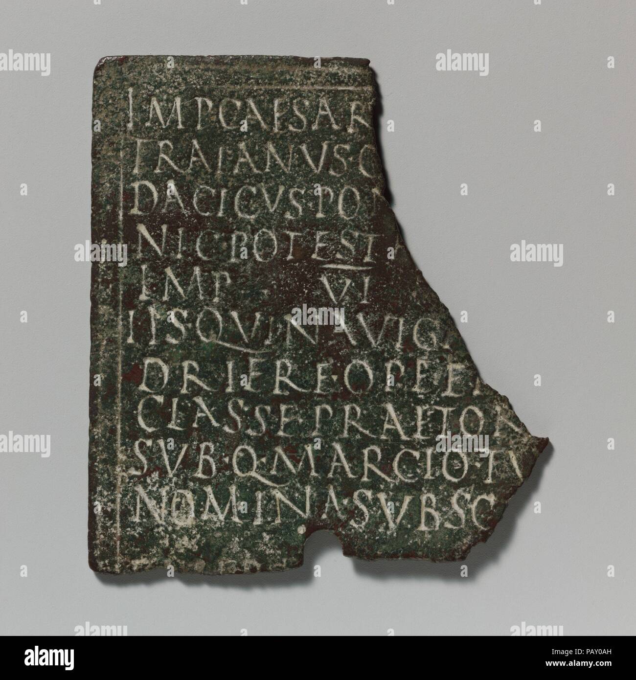 Bronzo diploma militare frammento. Cultura: Romano. Dimensioni: complessivo: 3 1/16 x 2 3/4 x 1/16 in. (7,8 x 7 x 0,2 cm). Data: A.D. 113/14. Scarica questi documenti sono stati rilasciati dall'imperatore Traiano per i marinai sulla nave da guerra, una quadrireme, nella flotta imperiale basato in Misenum sulla Baia di Napoli. La nave può avere fatto parte della flottiglia che scortato i imperatore dall' Italia verso est per la guerra Parthian (A.D. 114-117). Museo: Metropolitan Museum of Art di New York, Stati Uniti d'America. Foto Stock