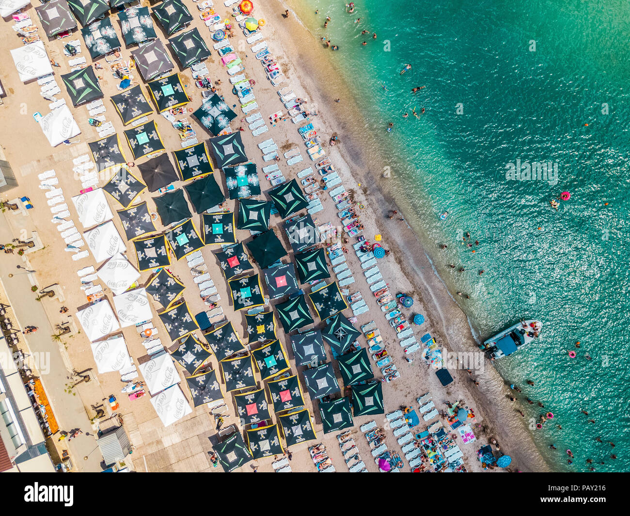 COSTINESTI, ROMANIA - Luglio 16, 2018: antenna fuco vista della folla di persone per divertirsi e rilassarsi sulla spiaggia Costinesti in Romania Foto Stock