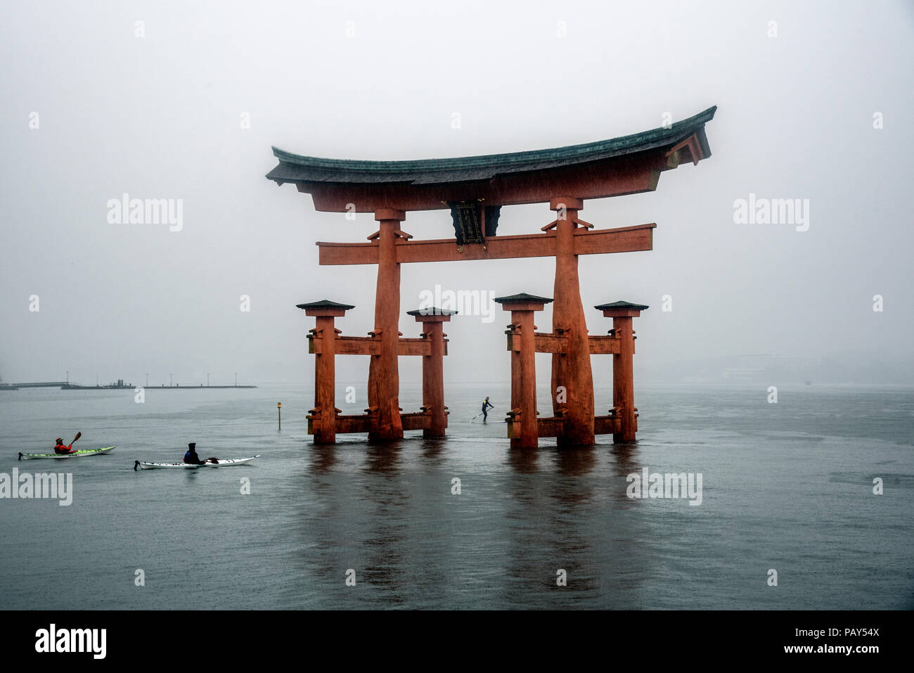 La grande porta Torii del Santuario di Itsukushima sull'Isola di Miyajima, Hiroshima, Giappone. Foto Stock