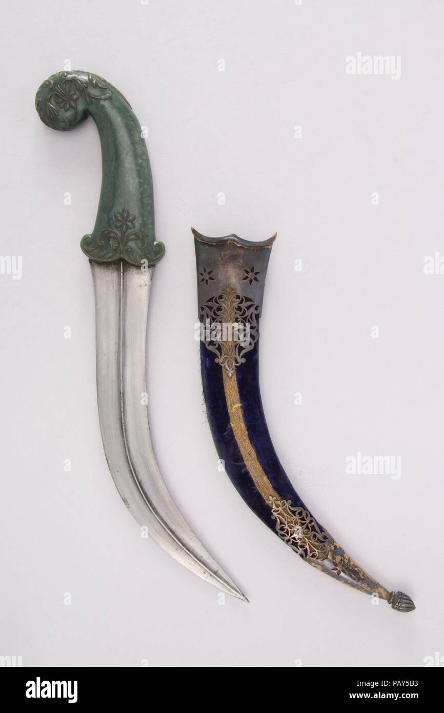 Pugnale (Jambiya) con guaina e Carrier. Cultura: Indiano, Mughal. Dimensioni: pugnale (a); H. con guaina 15 1/4 in. (38,7 cm); H. senza guaina 14 1/2 in. (36,8 cm); H. della lama 10. (25,4 cm); W. 3 5/8 in. (9.2 cm); Wt. 14,4 oz. (408,2 g); la guaina (b); Wt. 5.1 oz. (144.6 g); carrier (c); L. 7 1/2 in. (19,1 cm); Wt. 2.6 oz. (73,7 g). Data: XVIII secolo. Museo: Metropolitan Museum of Art di New York, Stati Uniti d'America. Foto Stock