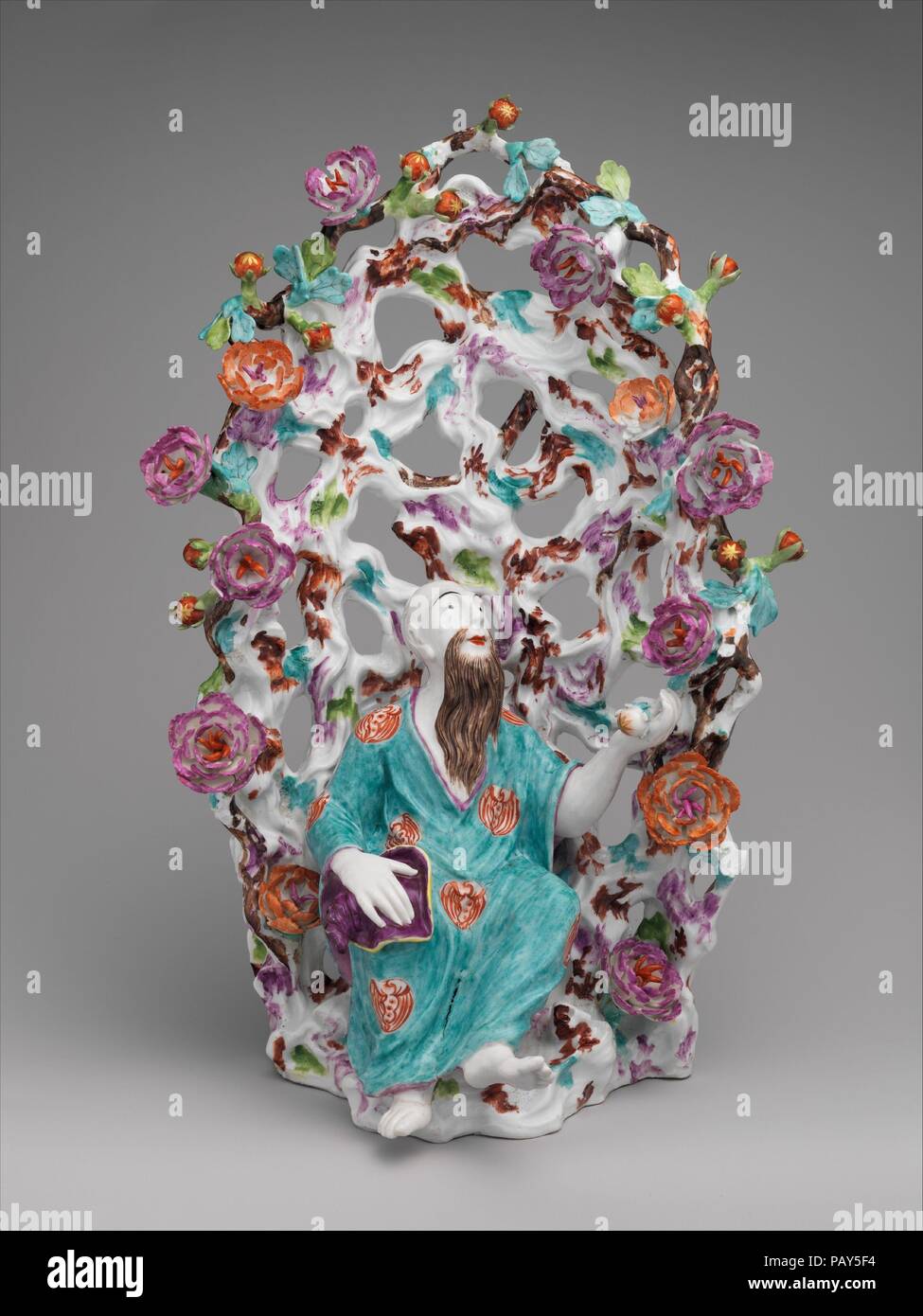 Uomo cinese in un pergolato. Cultura: tedesco, di Meissen. Dimensioni: H. 15-3/4 in. (40 cm). Factory: Meissen Manufactory (tedesco, 1710-presente). Modellatore: modello attribuito a George Fritzsche (Tedesco, 1698-1756). Data: ca. 1735. Il calvo, Cinese barbuto uomo seduto in un mandrino di dimensionamento può essere una rappresentazione di Shou Lao, il dio cinese di longevità. Museo: Metropolitan Museum of Art di New York, Stati Uniti d'America. Foto Stock