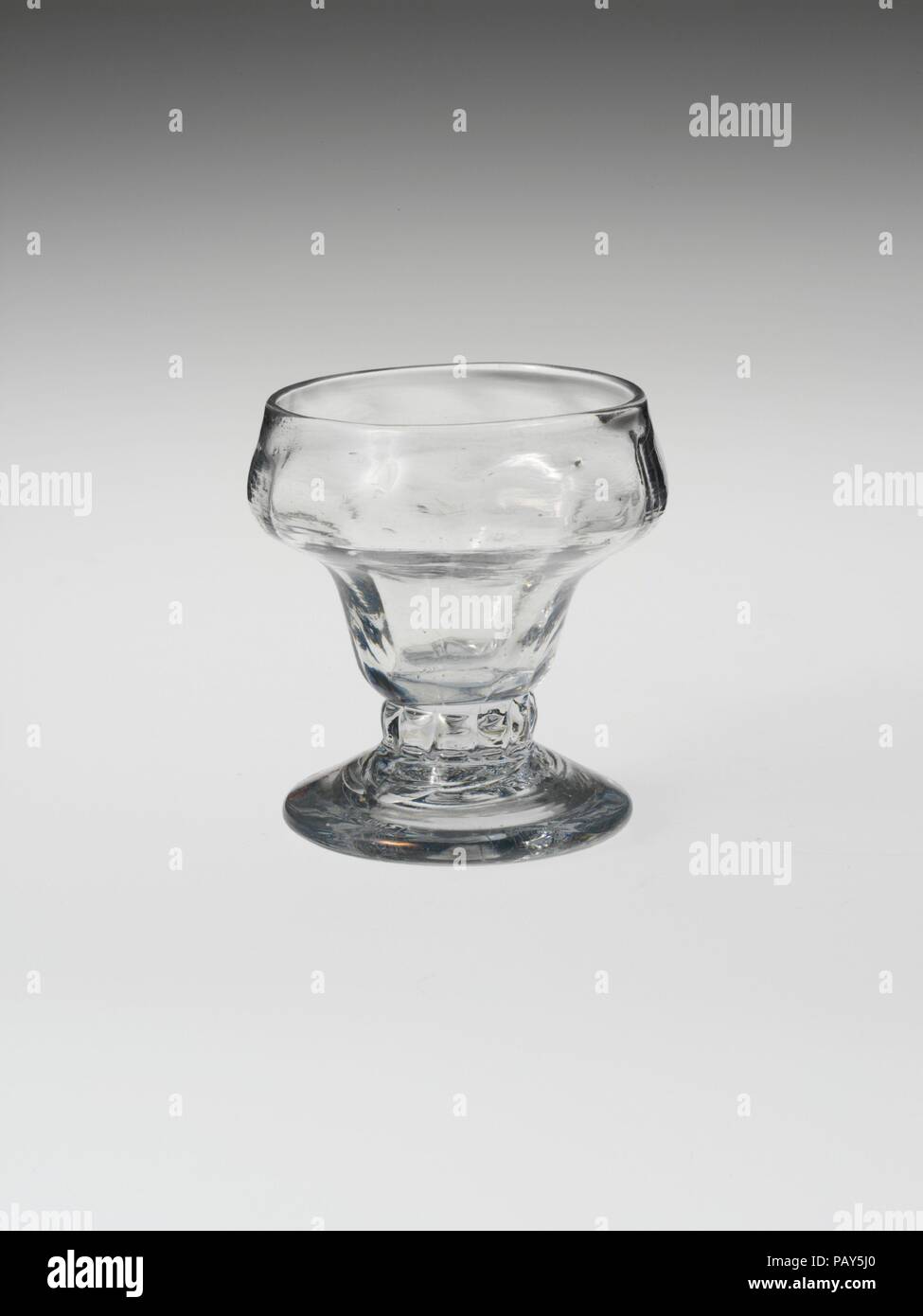 Saltcellar. Cultura: americano o britannico. Dimensioni: H. 2 3/4 in. (7 cm). Data: 1780-1825. Museo: Metropolitan Museum of Art di New York, Stati Uniti d'America. Foto Stock