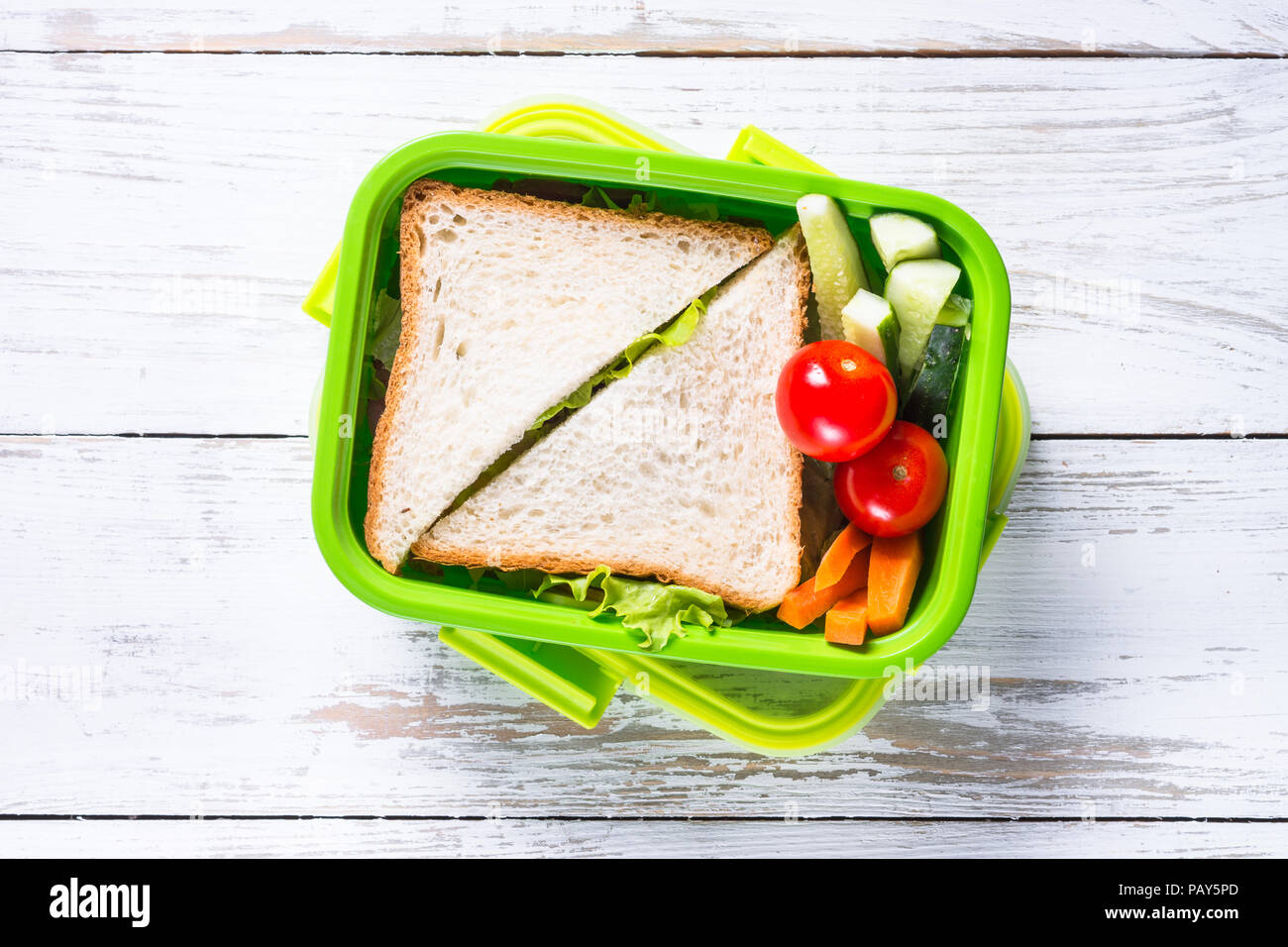 Scatola di pranzo con sandwich e verdure. Foto Stock