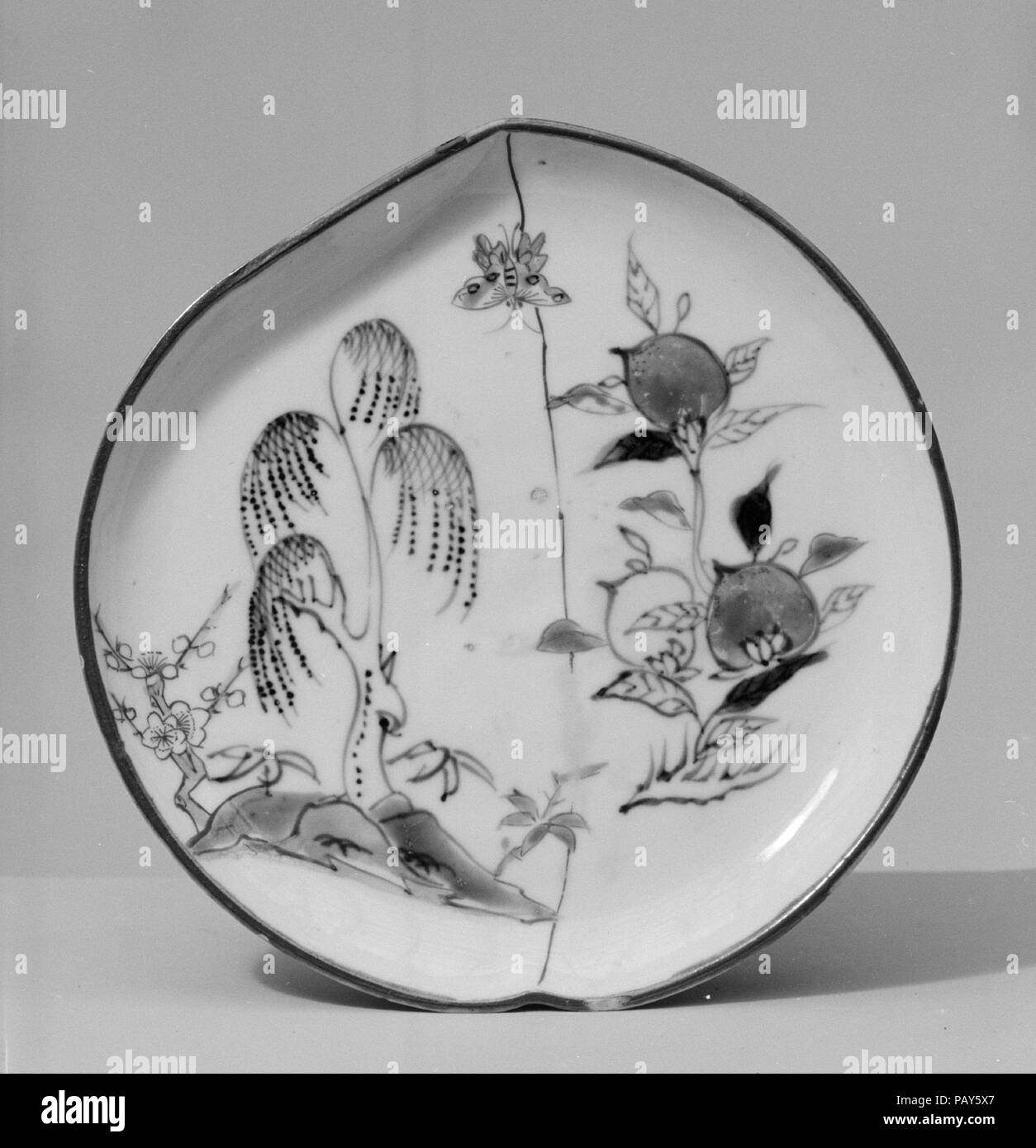 Piastra. Cultura: la Cina. Dimensioni: 1 x 5 3/4 in. (2,5 x 14,6 cm). Museo: Metropolitan Museum of Art di New York, Stati Uniti d'America. Foto Stock