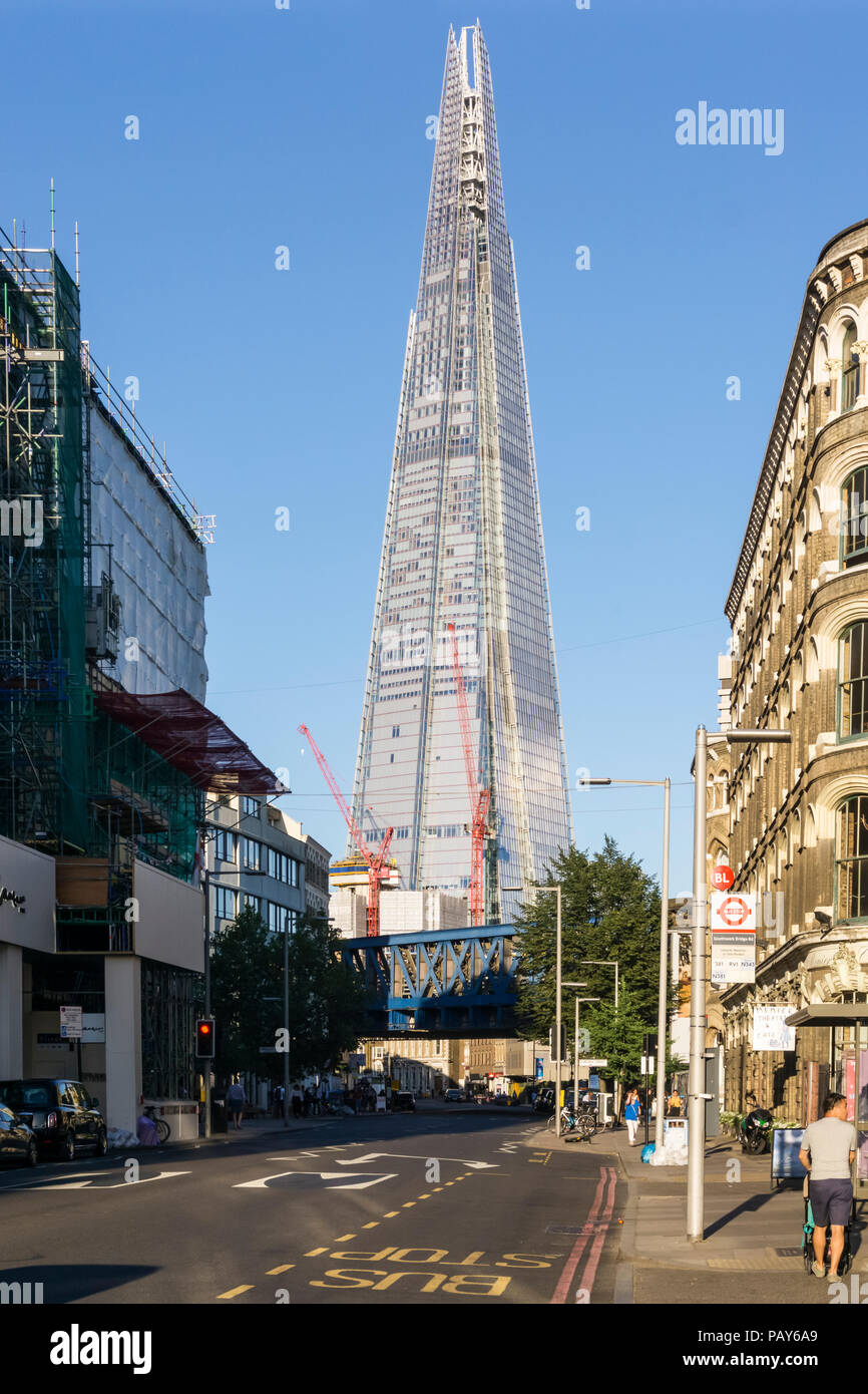La Shard visto lungo la Southwark Street, Londra. Foto Stock
