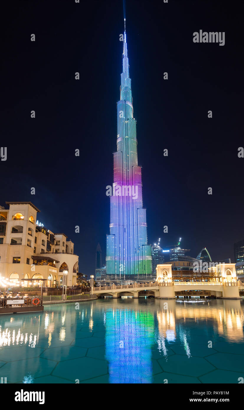 DUBAI, Emirati Arabi Uniti - 15 Febbraio 2018: Burj Khalifa, con 828m di altezza della torre più alto in tutto il mondo, riflettendo sulla Fontana di Dubai il lago al di fuori del Dub Foto Stock