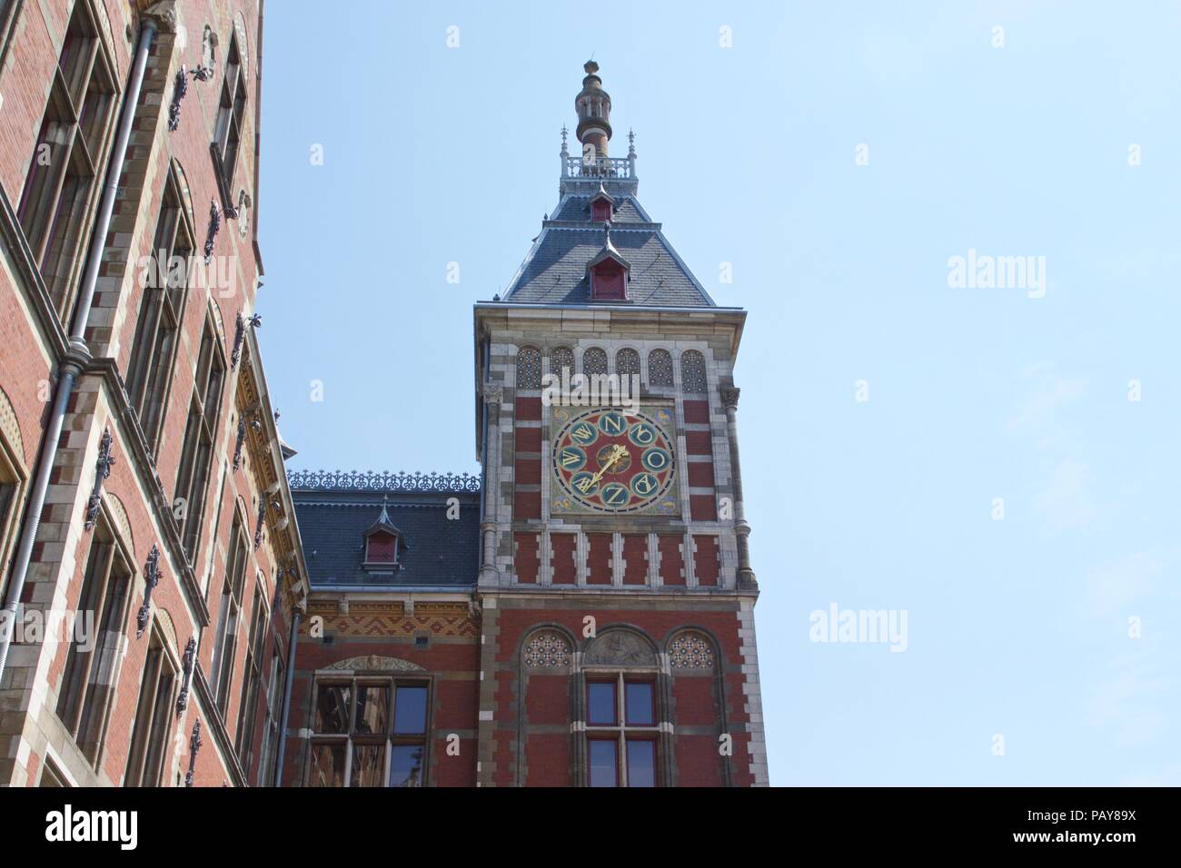 La torre dell orologio a Amsterdam Centraal Station, progettato dall architetto olandese Pierre Cuypers e aperta per la prima volta nel 1889 Foto Stock