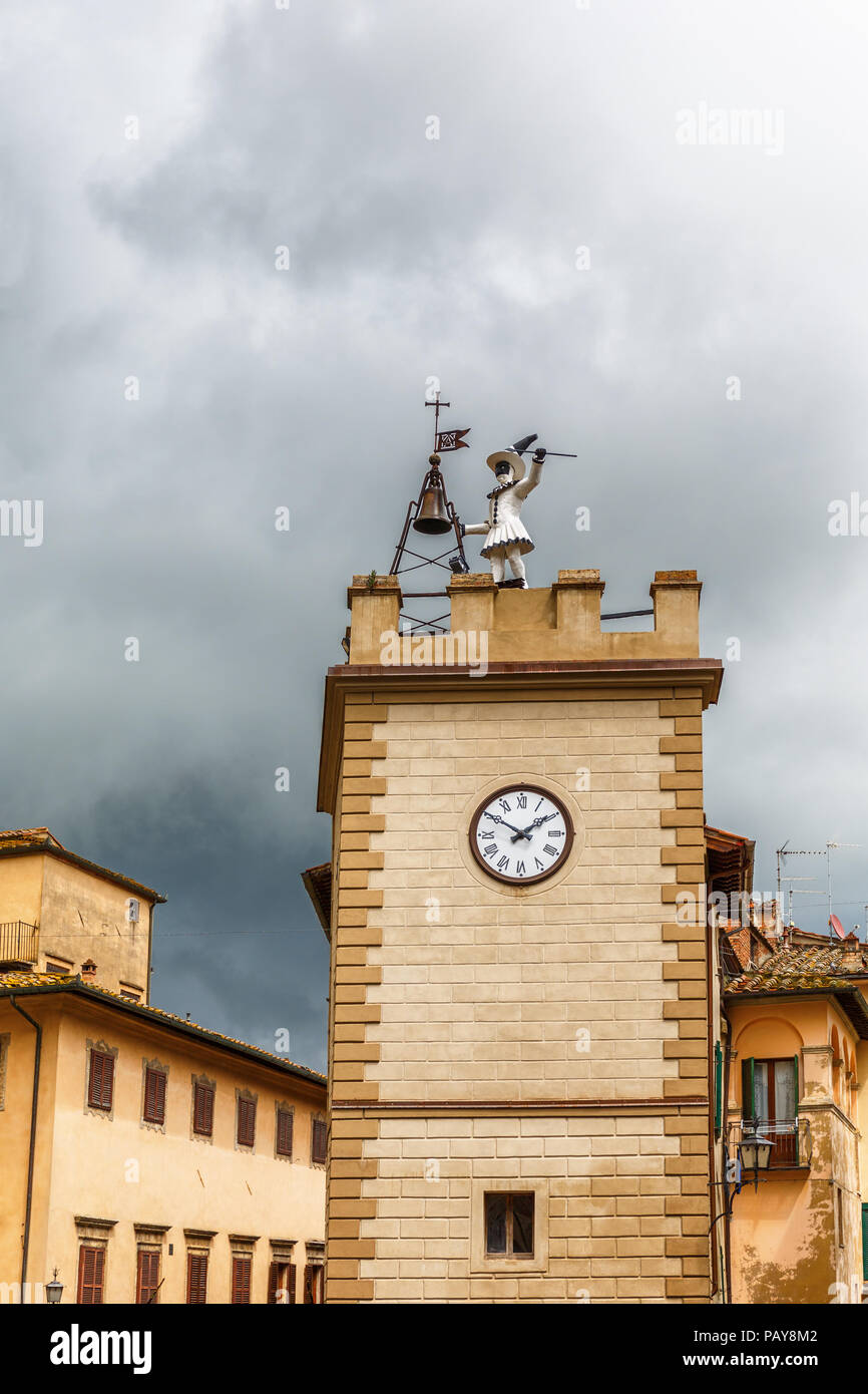 Clown colpisce una campana su una torre campanaria Foto Stock