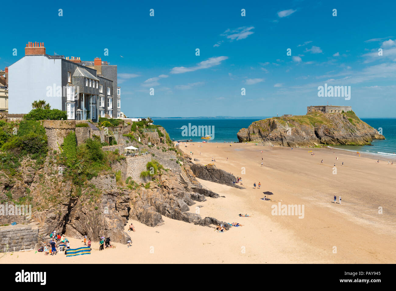 Gli hotel si affacciano sul castello e sulla spiaggia di St Catherines isola nella graziosa cittadina di Tenby, Pembrokeshire, Wales, Regno Unito. Foto Stock