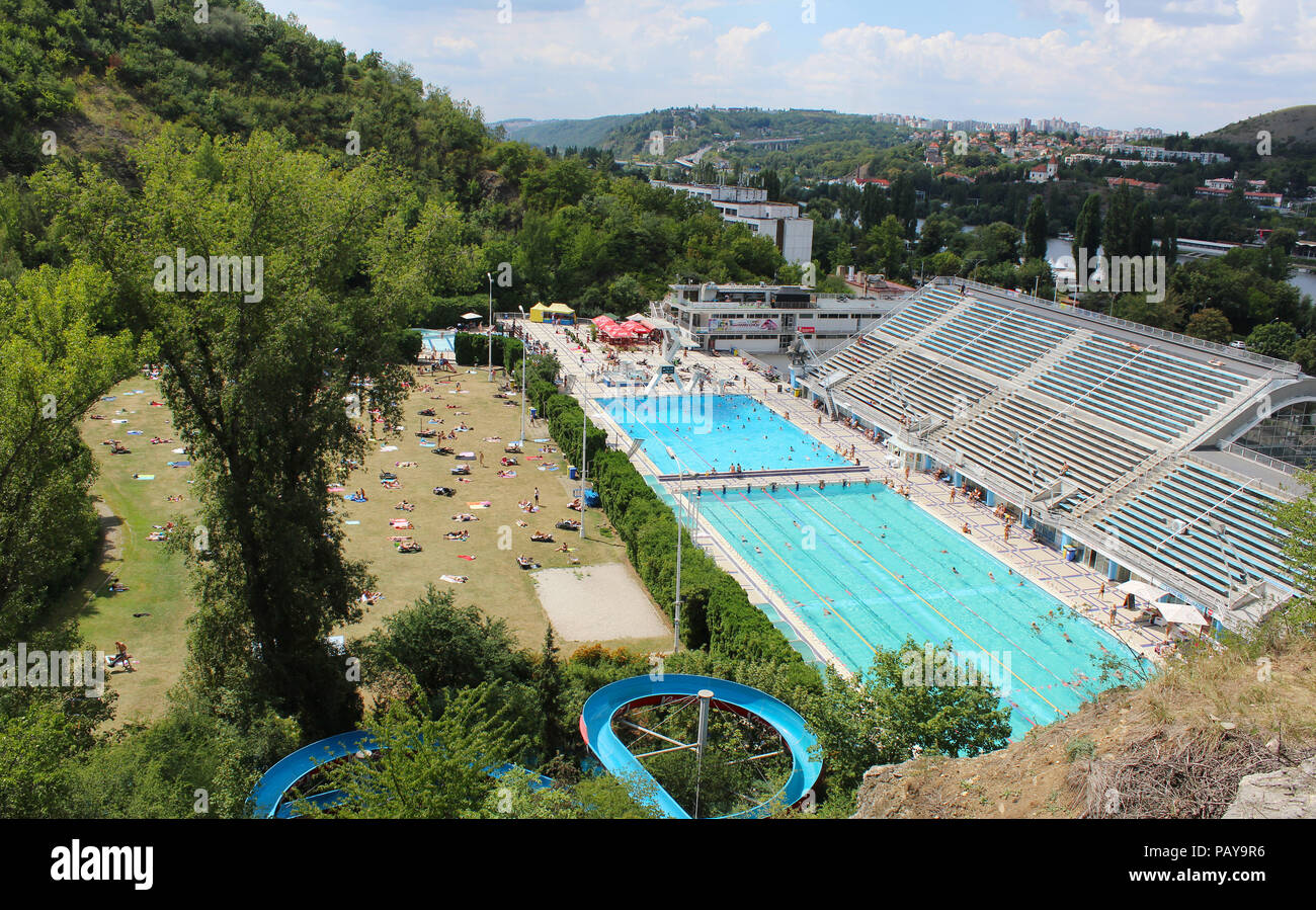 La piscina di Podoli Stadium di Praga Repubblica Ceca, il 25 luglio 2018. Il Podoli Stadium è stato inaugurato nel 1965. La piscina è situata sul fiume Vltava embankm Foto Stock