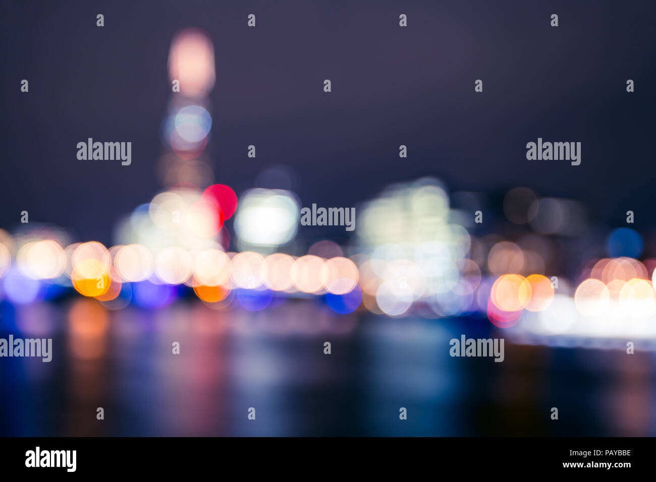 Londra sfocato bokeh skyline notturno sul Fiume Tamigi scura sullo sfondo della città Foto Stock