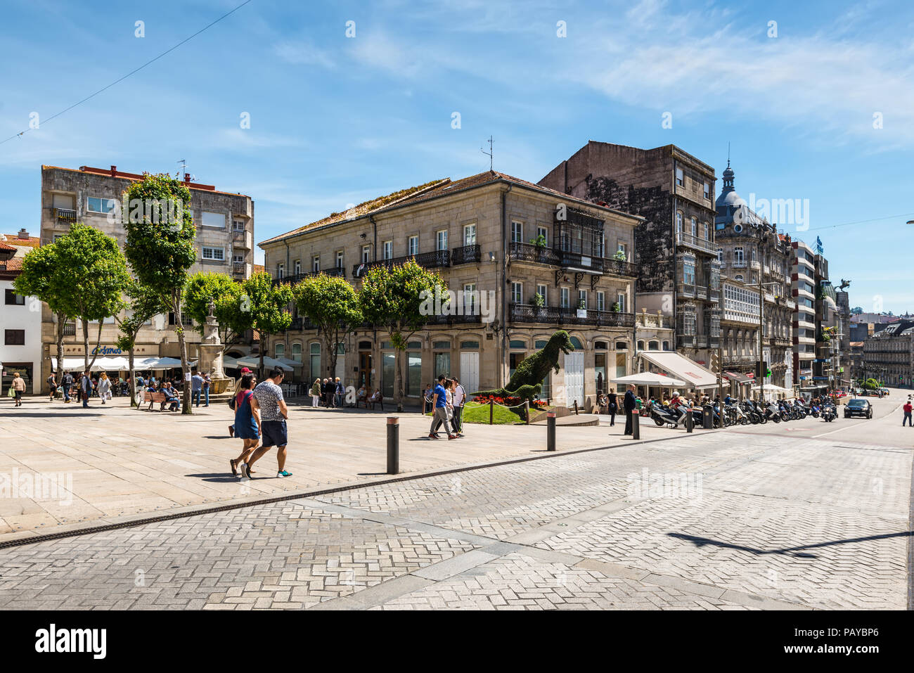 Vigo, Spagna - 20 Maggio 2017: la vita di strada in antica storica città spagnola di Vigo in Galizia, Spagna. Giorno ordinario in una strada di Vigo. Foto Stock