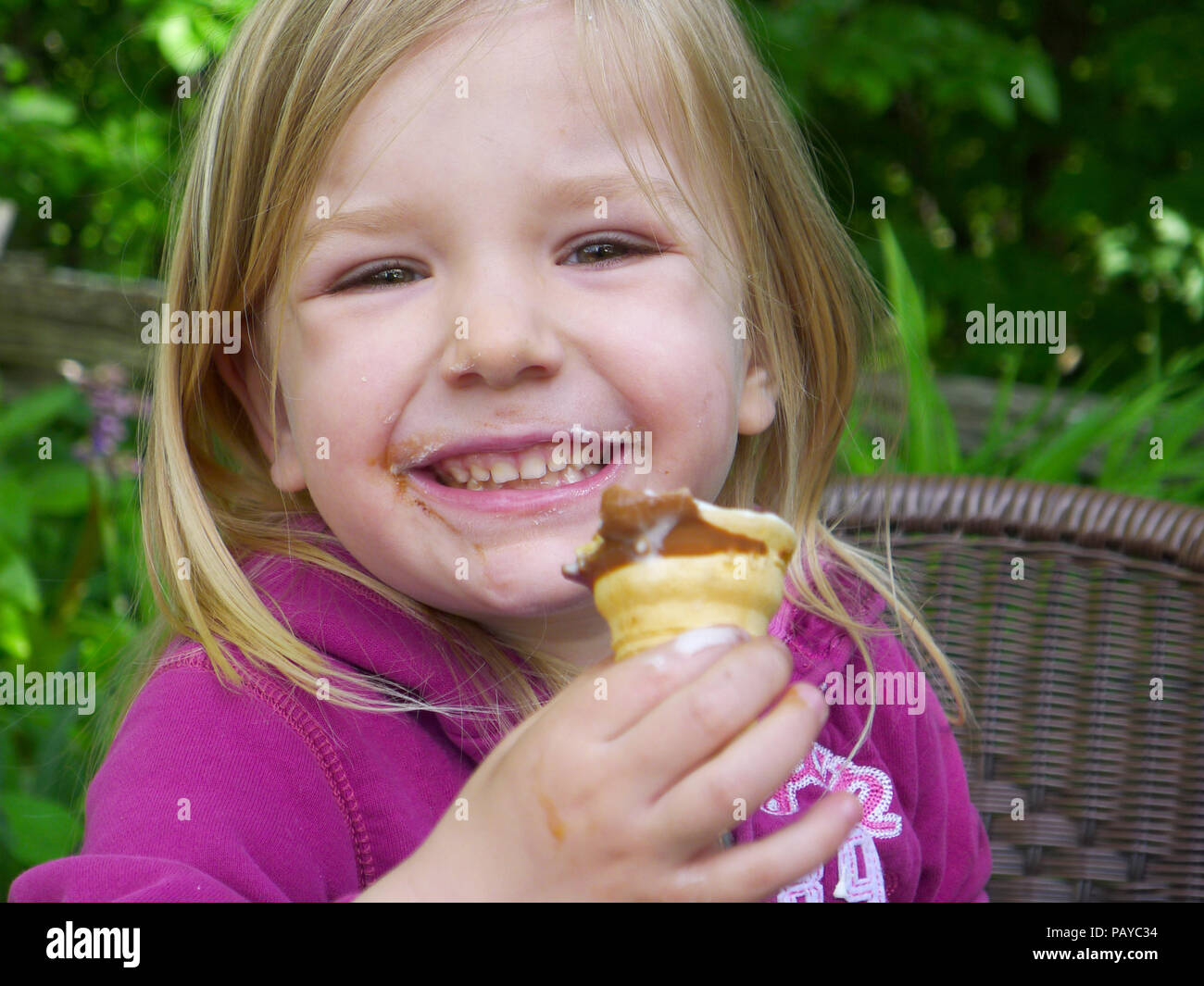 Una bambina (3 anni) di mangiare un gelato Foto Stock
