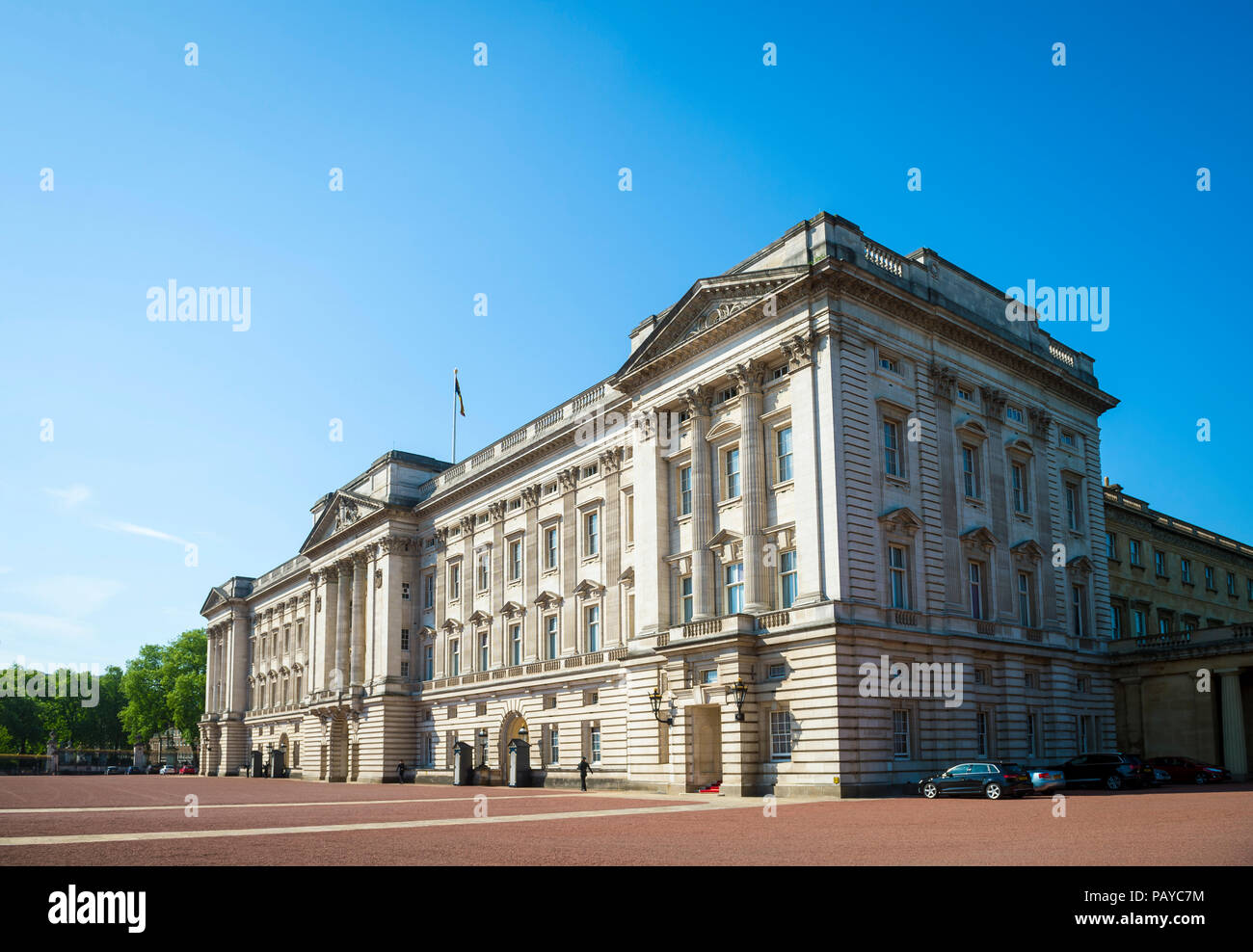 Guardie di sentinella pattuglia di fronte a Buckingham Palace Foto Stock