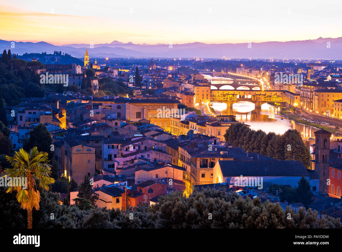 Paesaggio urbano di Firenze e dal fiume Arno vista al tramonto, Regione Toscana Italia Foto Stock