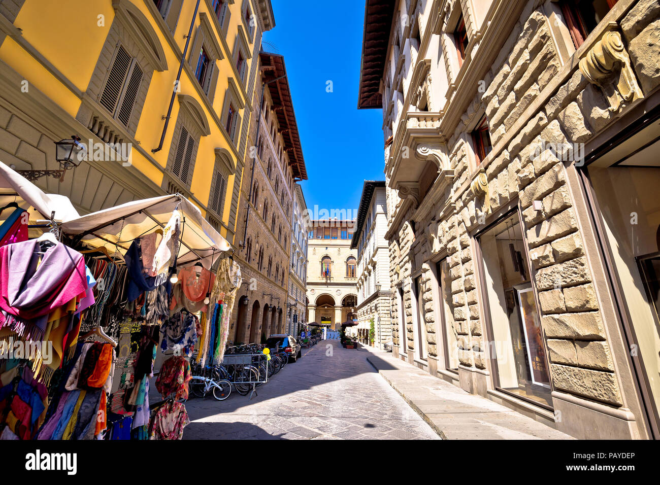 Colorato merchant street in vista di Firenze, Regione Toscana Italia Foto Stock