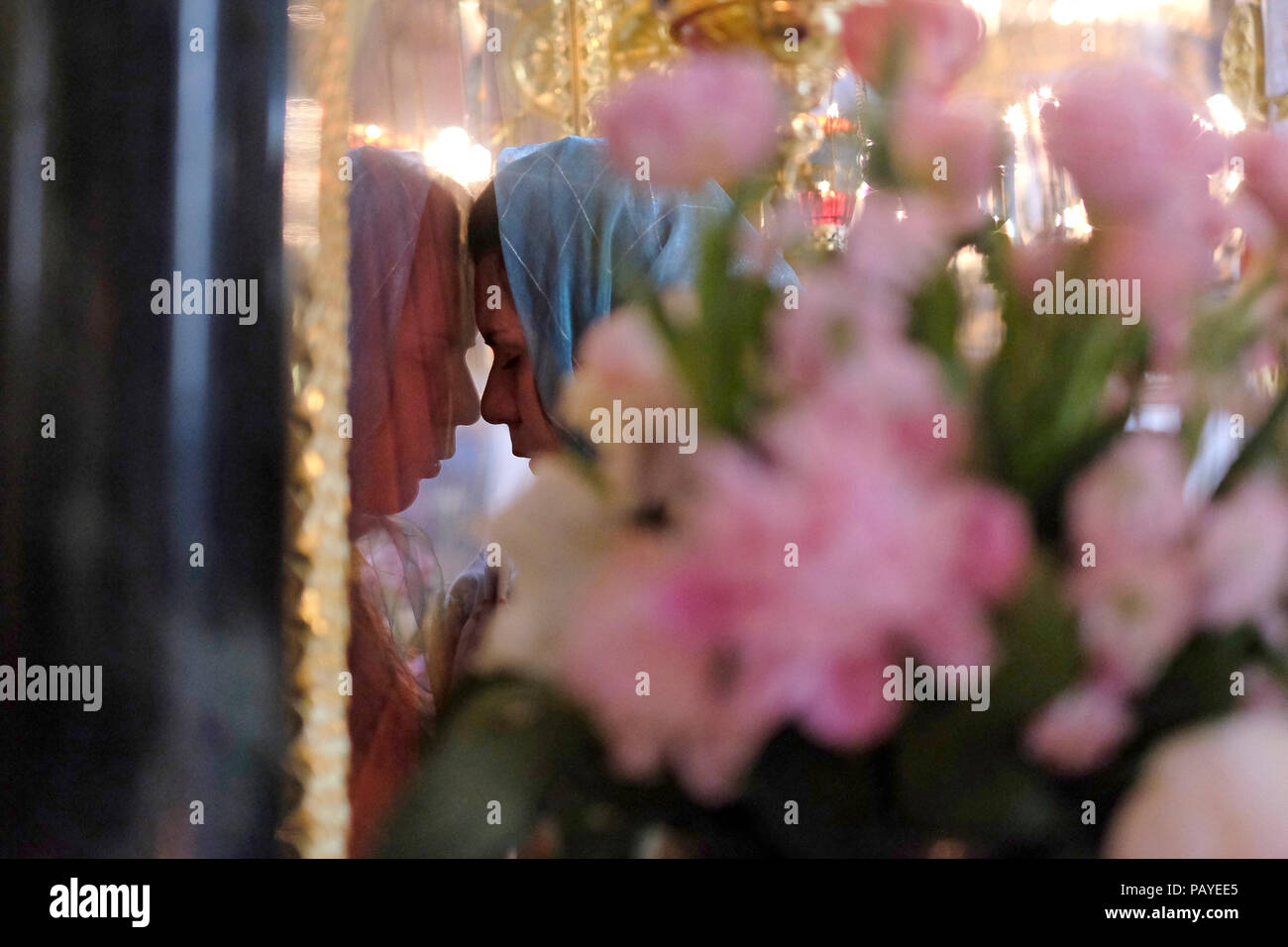 Un Ortodosso Ucraino devoto baci un icona dopo che un servizio di preghiera da ucraino Chiesa Ortodossa del Patriarcato di Kiev a san Volodymir cattedrale nel centro di Kiev, Ucraina Foto Stock