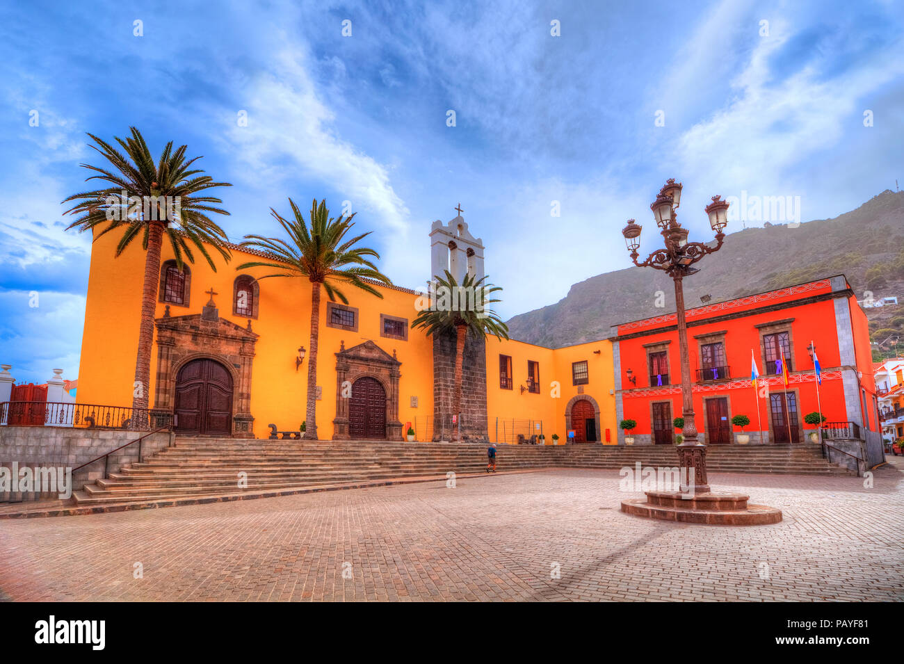 Splendido ampio panorama delle famose di San Francisco chiesa tradizionale nella piazza principale della città di Garachico Tenerife, Spagna Foto Stock