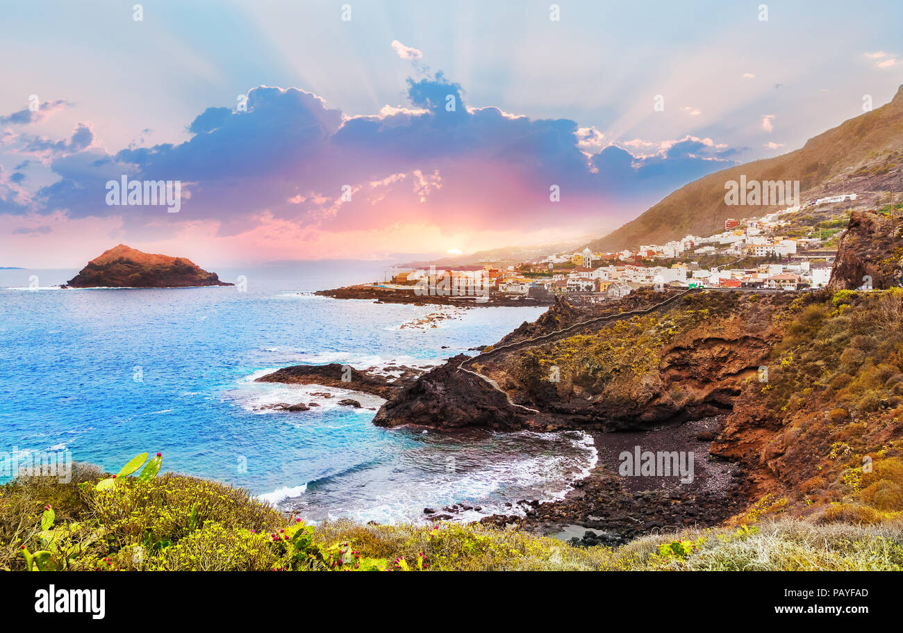 Bel tramonto su Garachico villaggio vicino al mare in estate vacanze a Tenerife, Spagna Foto Stock