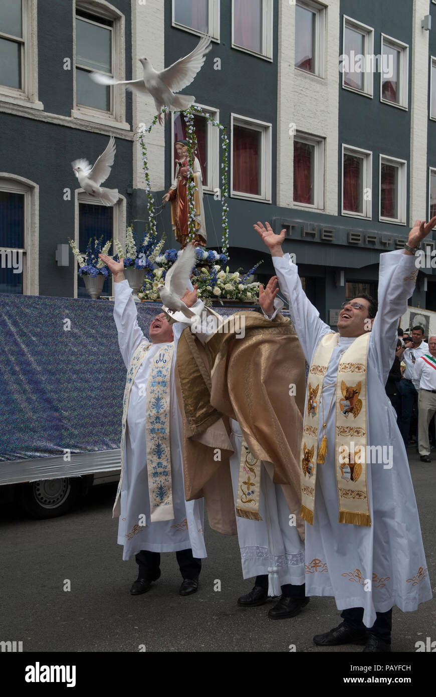 Le White Doves, simbolo di pace, vengono rilasciate dai sacerdoti cattolici all'inizio del festival annuale in onore di nostra Signora del Monte Carmelo, Regno Unito. Il festival religioso annuale delle comunità italiane, una processione dalla chiesa italiana di San Pietro, Clerkenwell, Central London Inghilterra Regno Unito, 2018 2010s HOMER SYKES Foto Stock