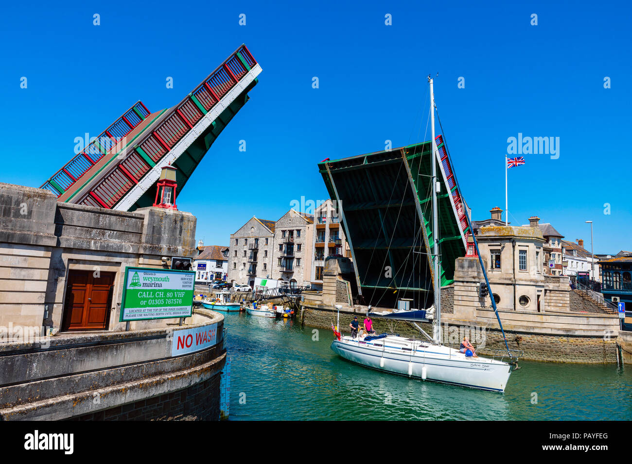 Weymouth Harbour Bridge sollevato per consentire un passaggio di yacht, Dorset, Regno Unito. Foto Stock